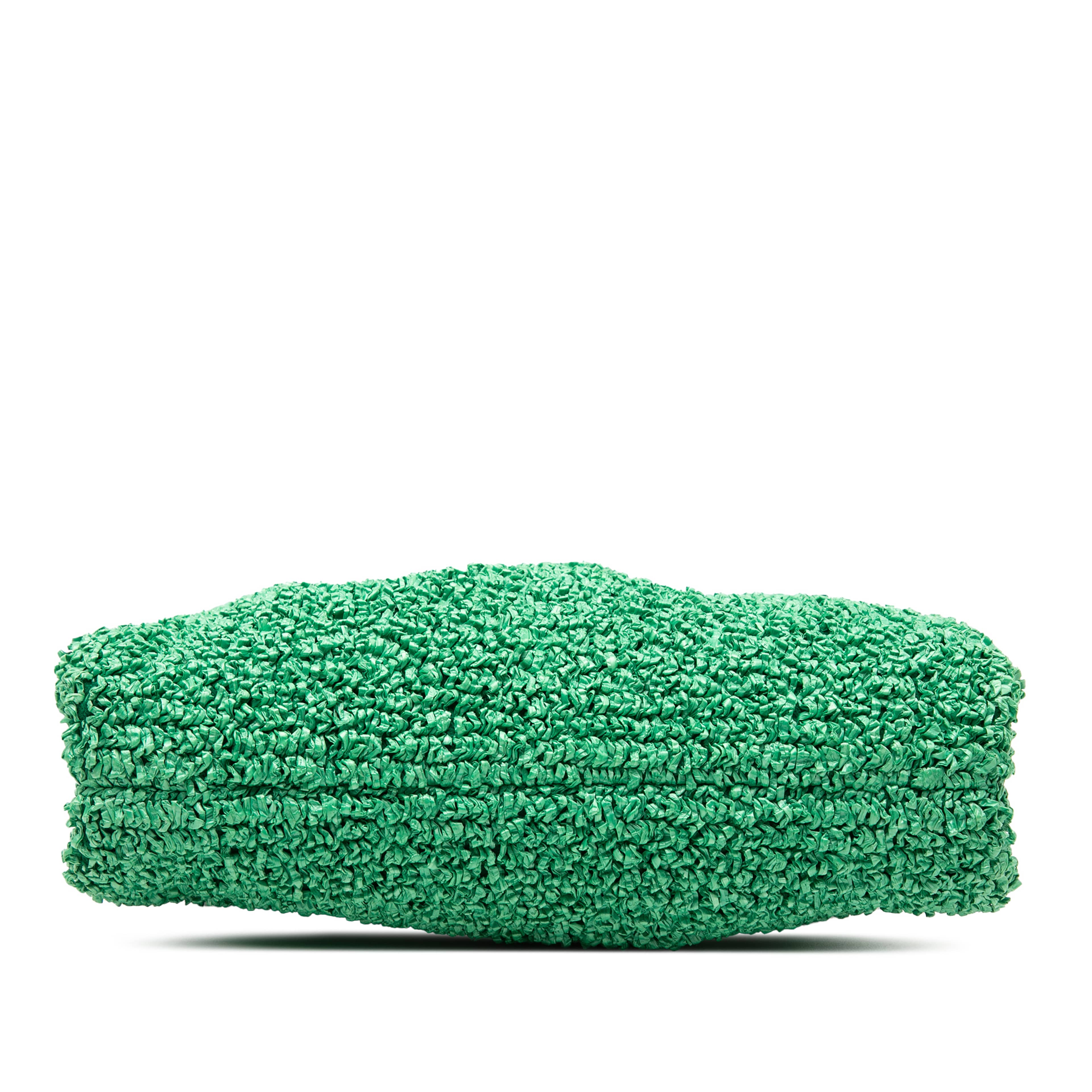 Bottega Veneta Boucle Raffia The Mini Pouch Crossbody, från Luxclusif, i färgen green. Klicka för att öppna bilden i stort format