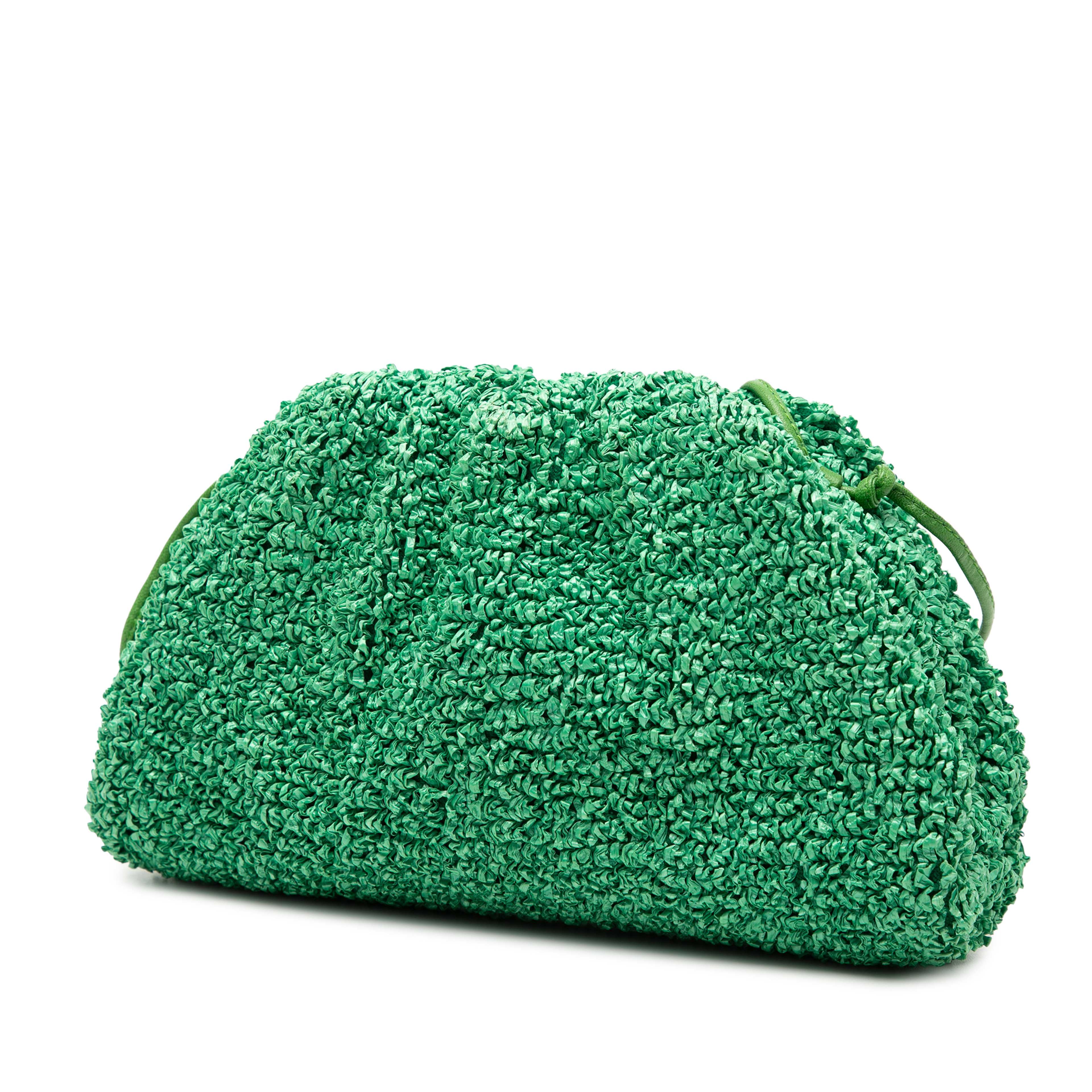Bottega Veneta Boucle Raffia The Mini Pouch Crossbody, från Luxclusif, i färgen green. Klicka för att öppna bilden i stort format