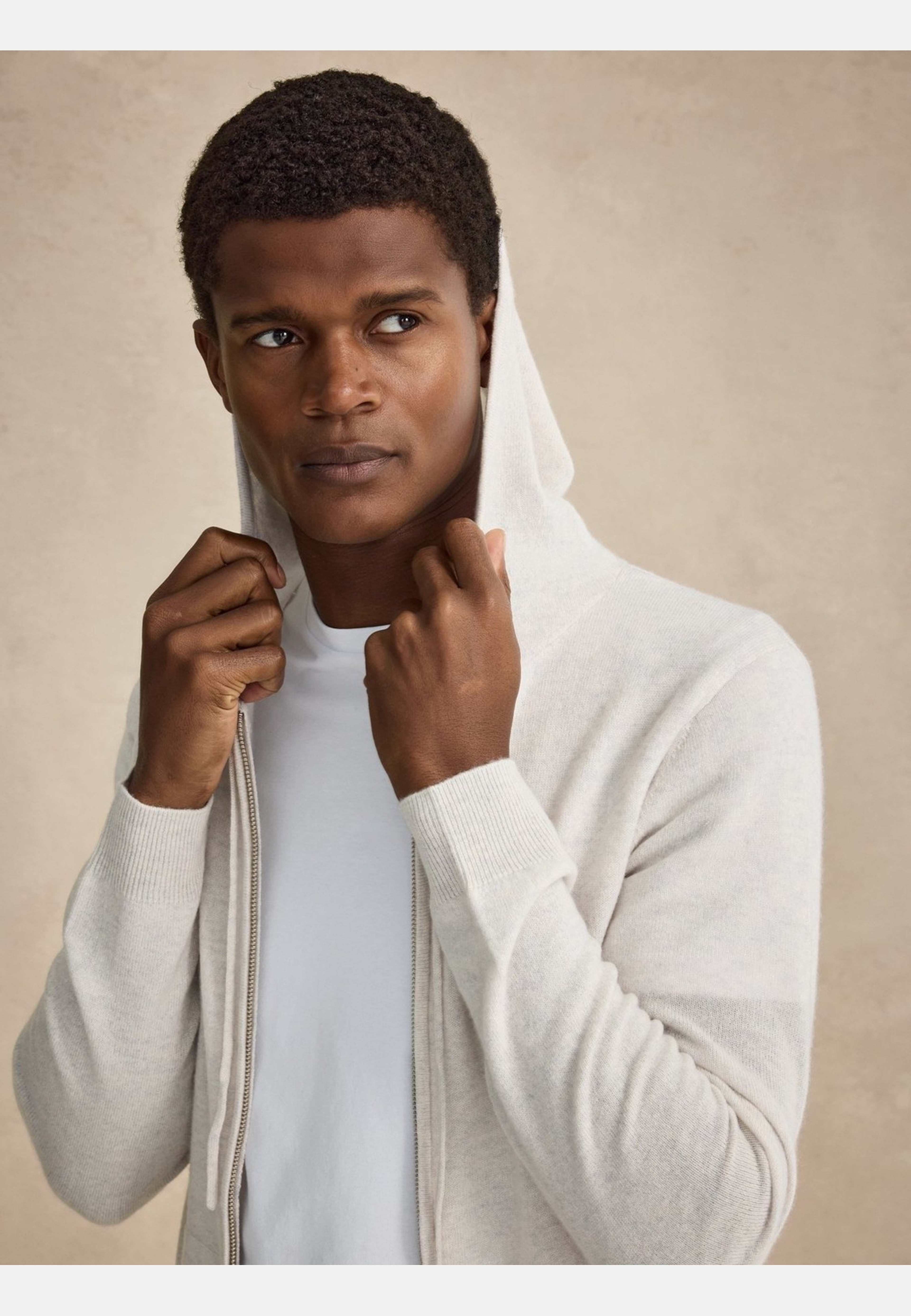 Cashmere Hoodie Eddie, från John Henric, i färgen off white. Klicka för att öppna bilden i stort format