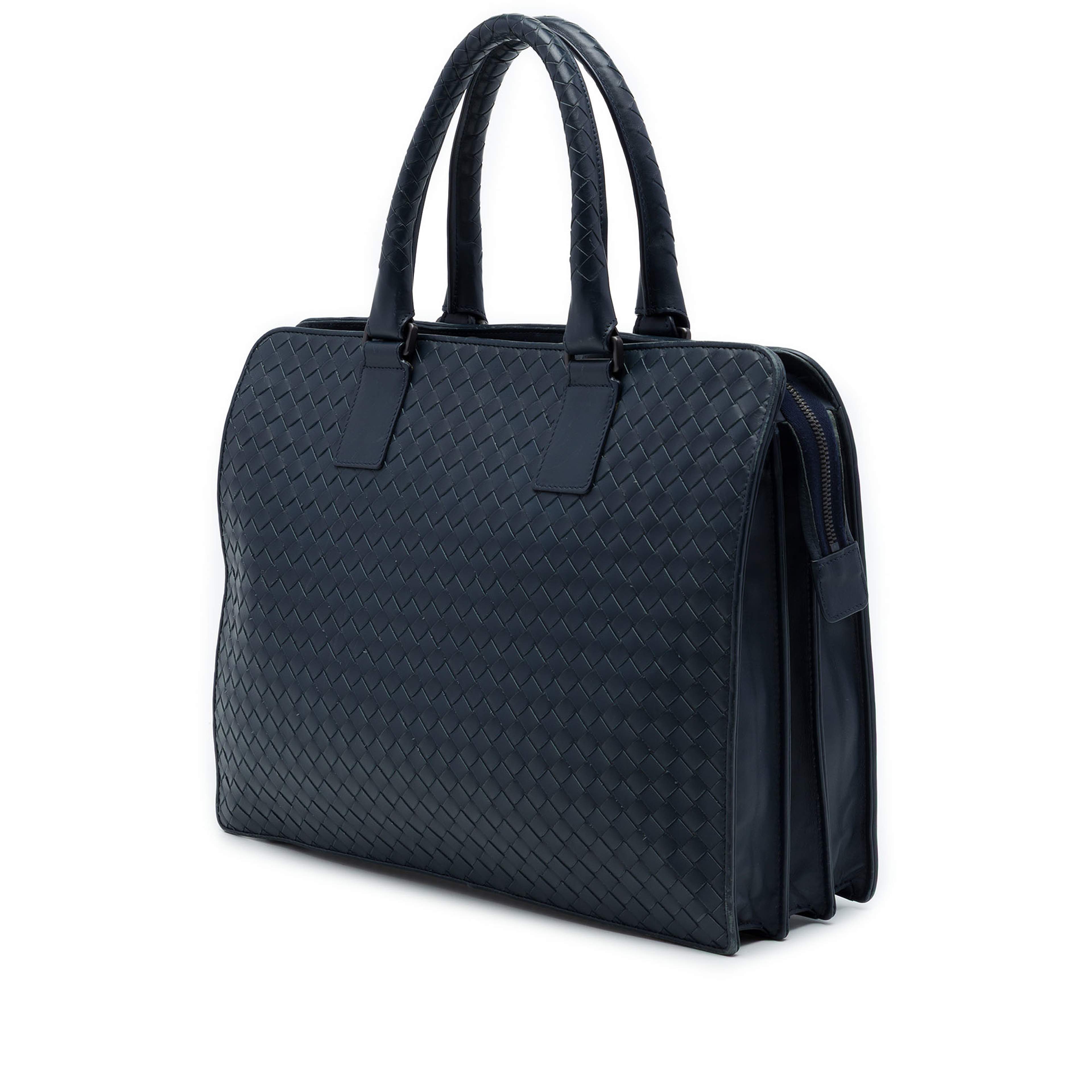 Bottega Veneta Nappa Intrecciato Business Bag, från Luxclusif, i färgen blå. Klicka för att öppna bilden i stort format