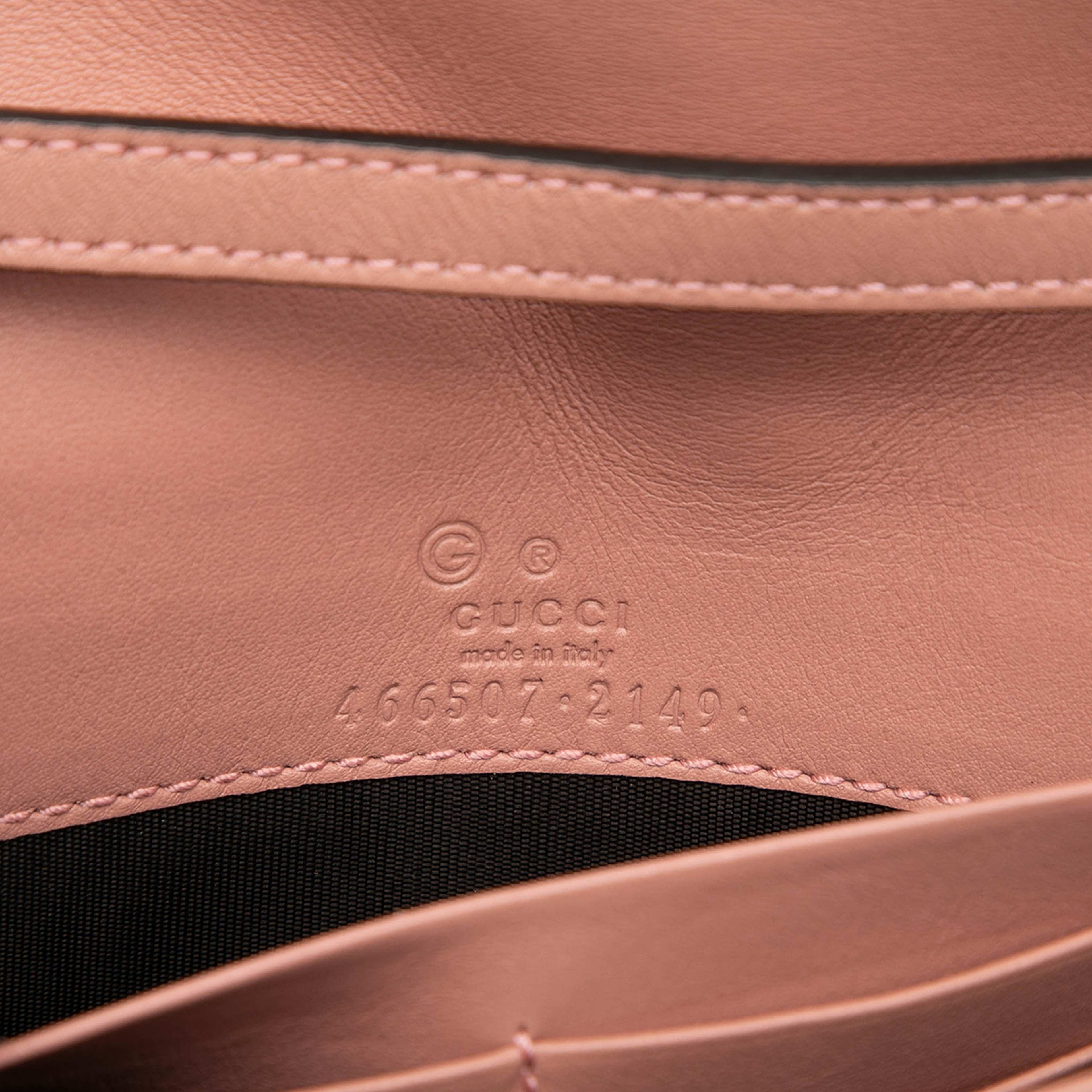 Gucci Microguccissima Wallet On Strap, från Luxclusif, i färgen pink. Klicka för att öppna bilden i stort format