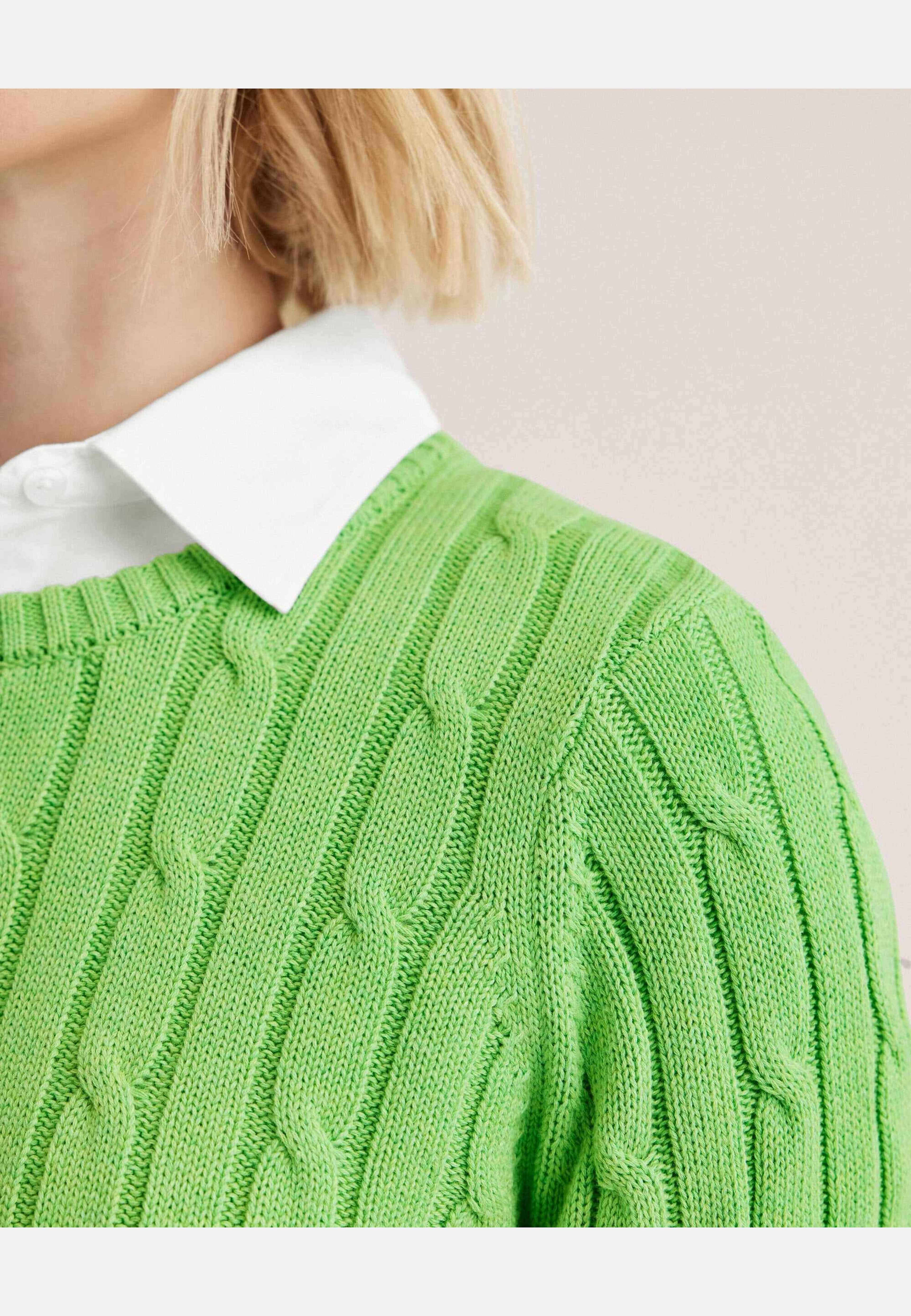 Chloe Cable Sweater, från Newhouse, i färgen grön. Klicka för att öppna bilden i stort format