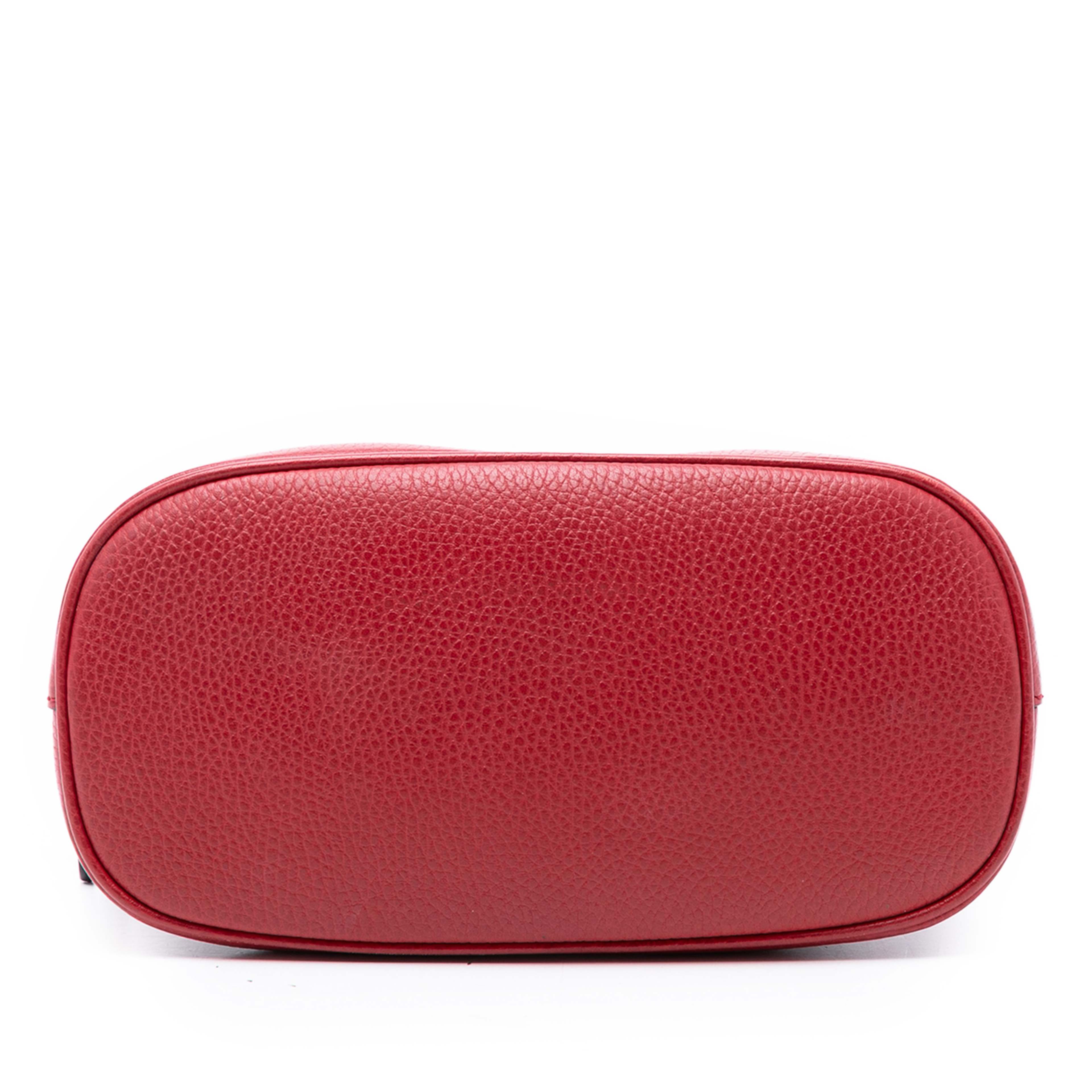 Gucci Mini Calfskin Gg Charm Dome Satchel, från Luxclusif, i färgen röd. Klicka för att öppna bilden i stort format