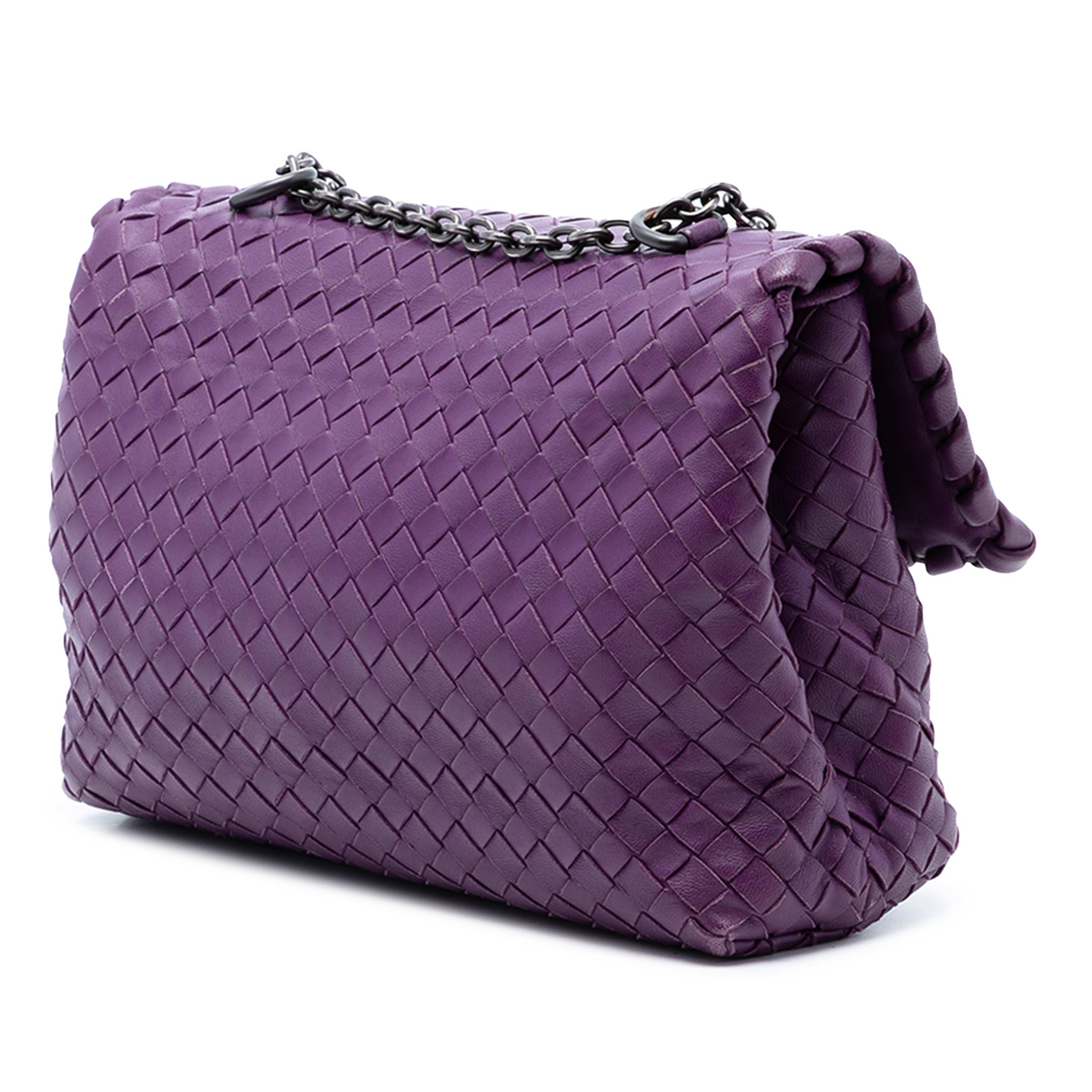 Bottega Veneta Small Nappa Intrecciato Olimpia Shoulder Bag, från Luxclusif, i färgen purpur. Klicka för att öppna bilden i stort format