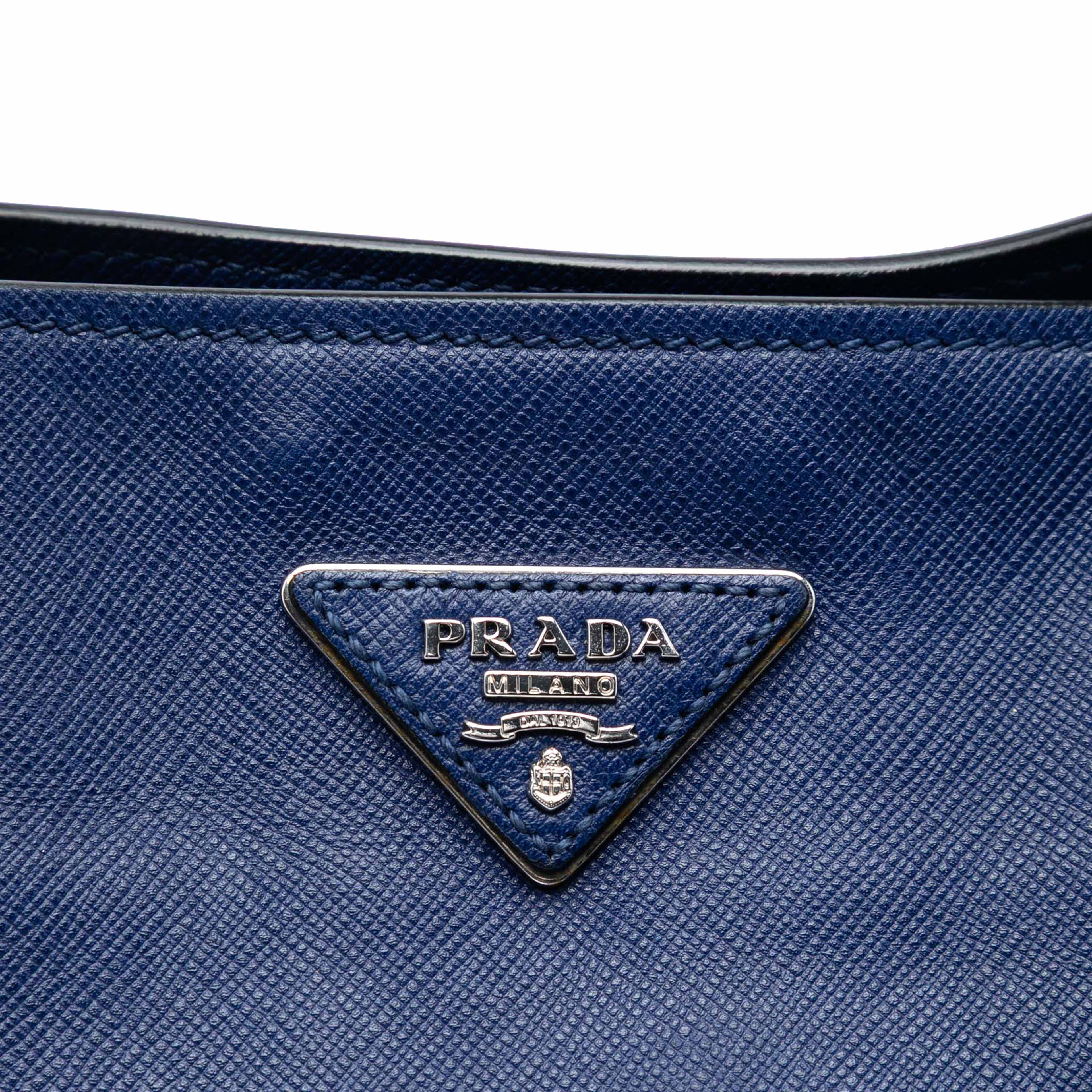 Prada Saffiano Soft Shopping Tote, från Luxclusif, i färgen blue. Klicka för att öppna bilden i stort format