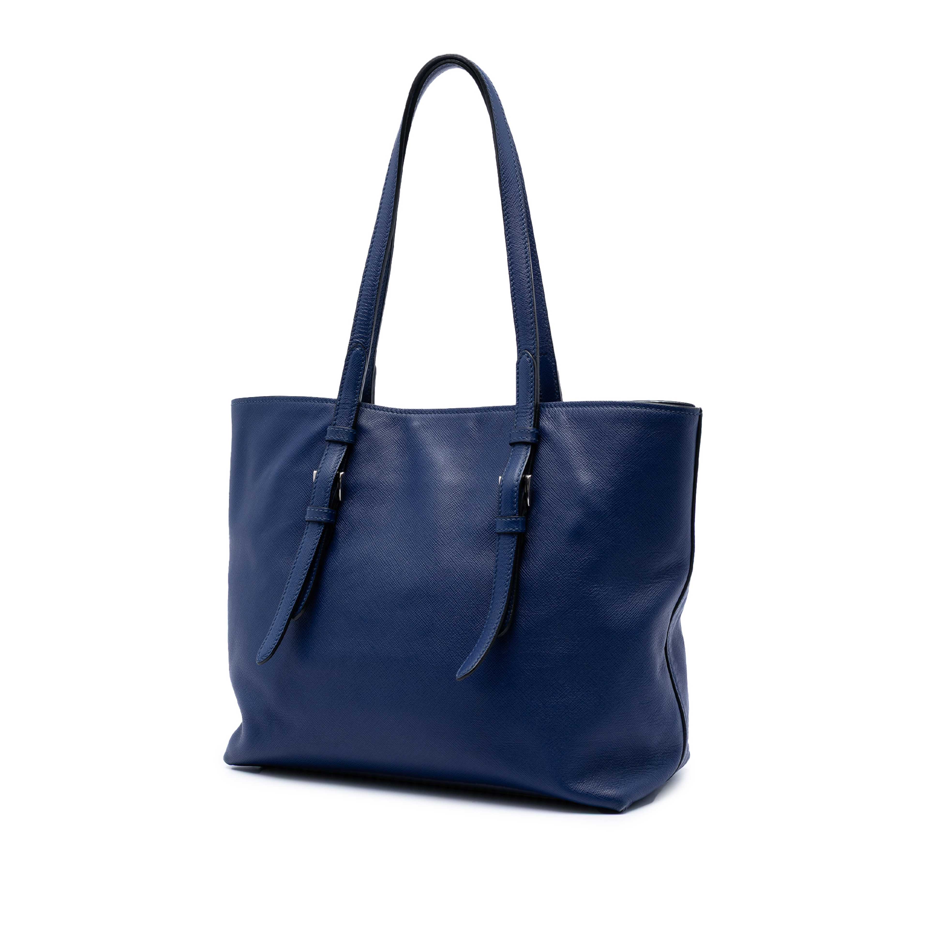 Prada Saffiano Soft Shopping Tote, från Luxclusif, i färgen blå. Klicka för att öppna bilden i stort format
