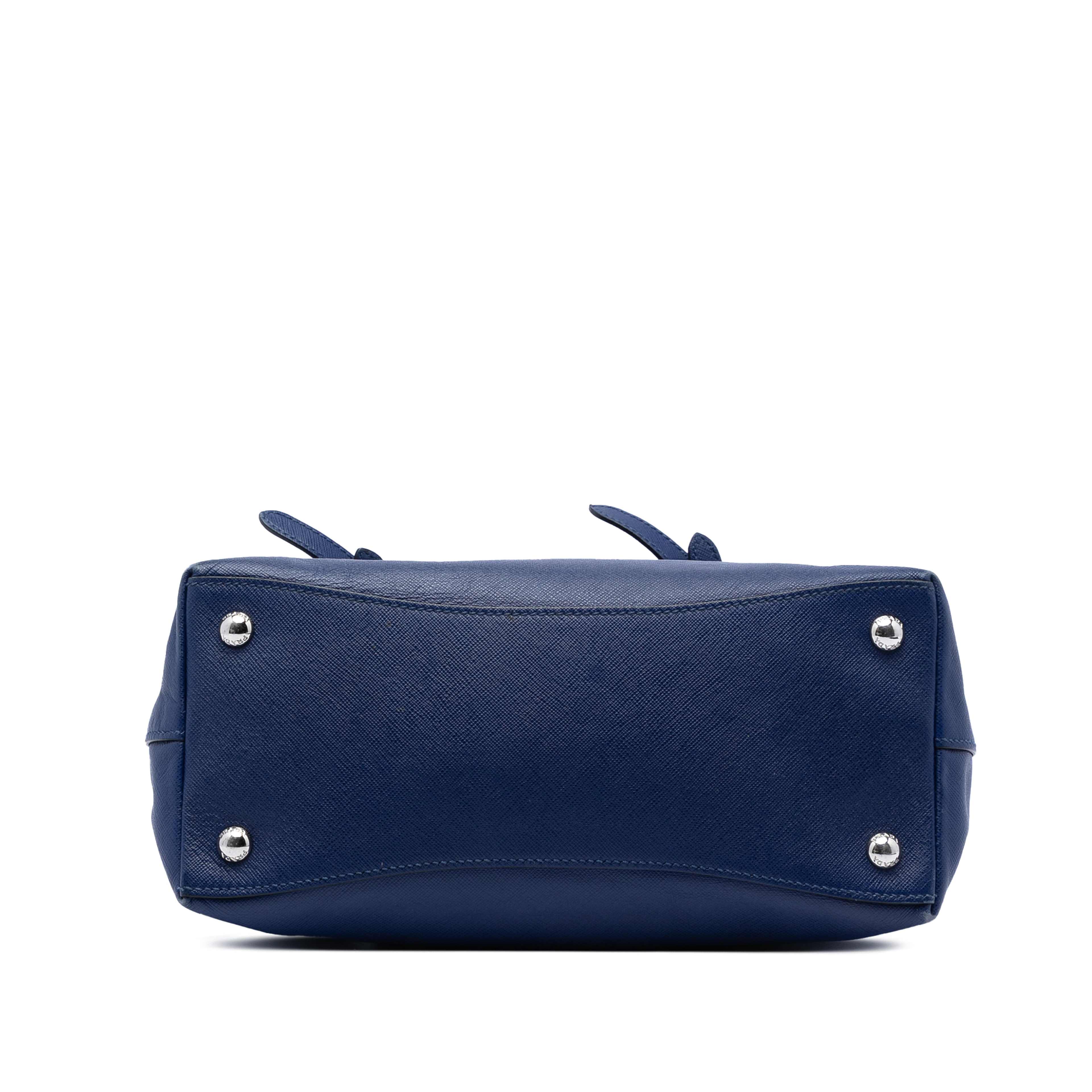 Prada Saffiano Soft Shopping Tote, från Luxclusif, i färgen blå. Klicka för att öppna bilden i stort format