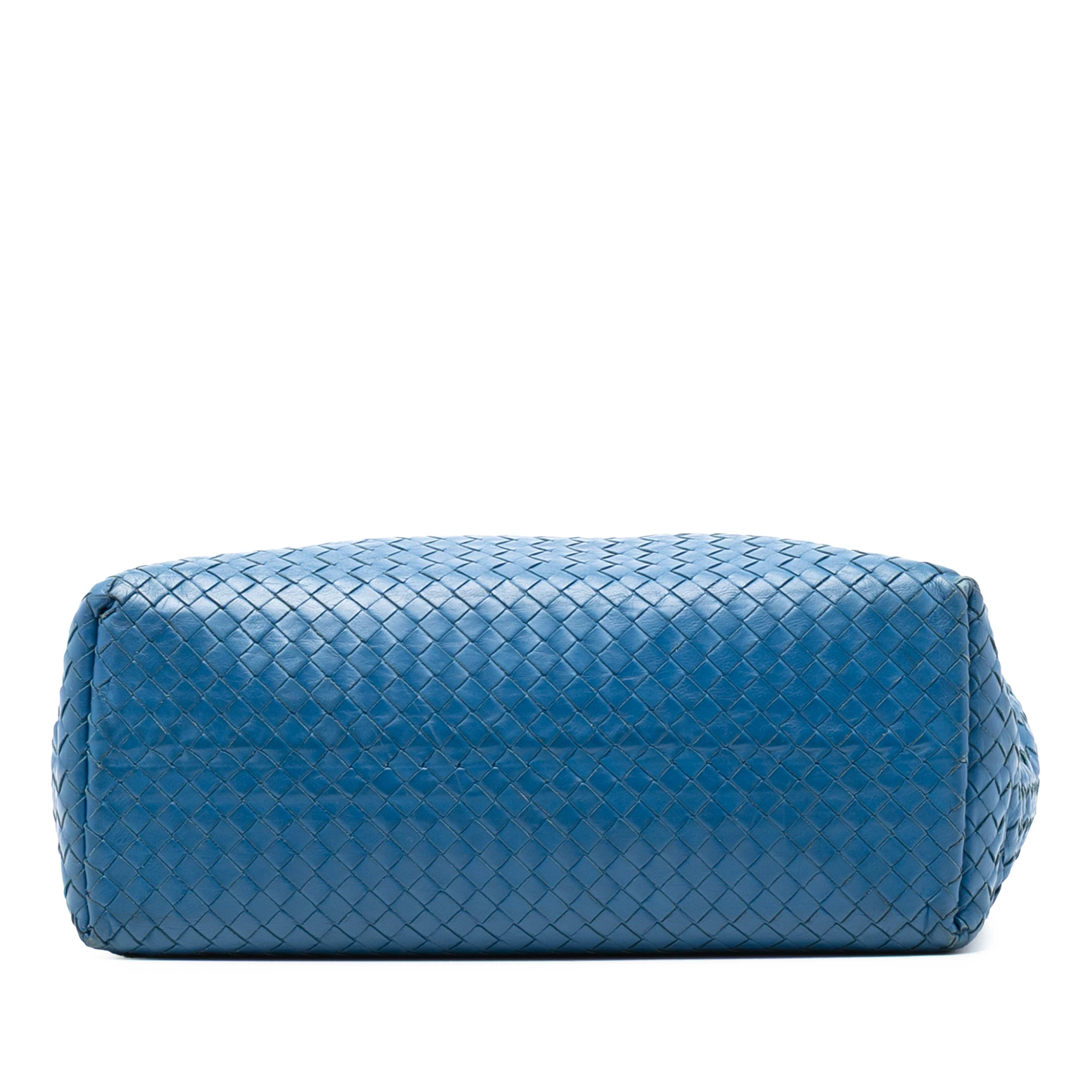 Bottega Veneta Nappa Intrecciato Belted Tote, från Luxclusif, i färgen blå. Klicka för att öppna bilden i stort format