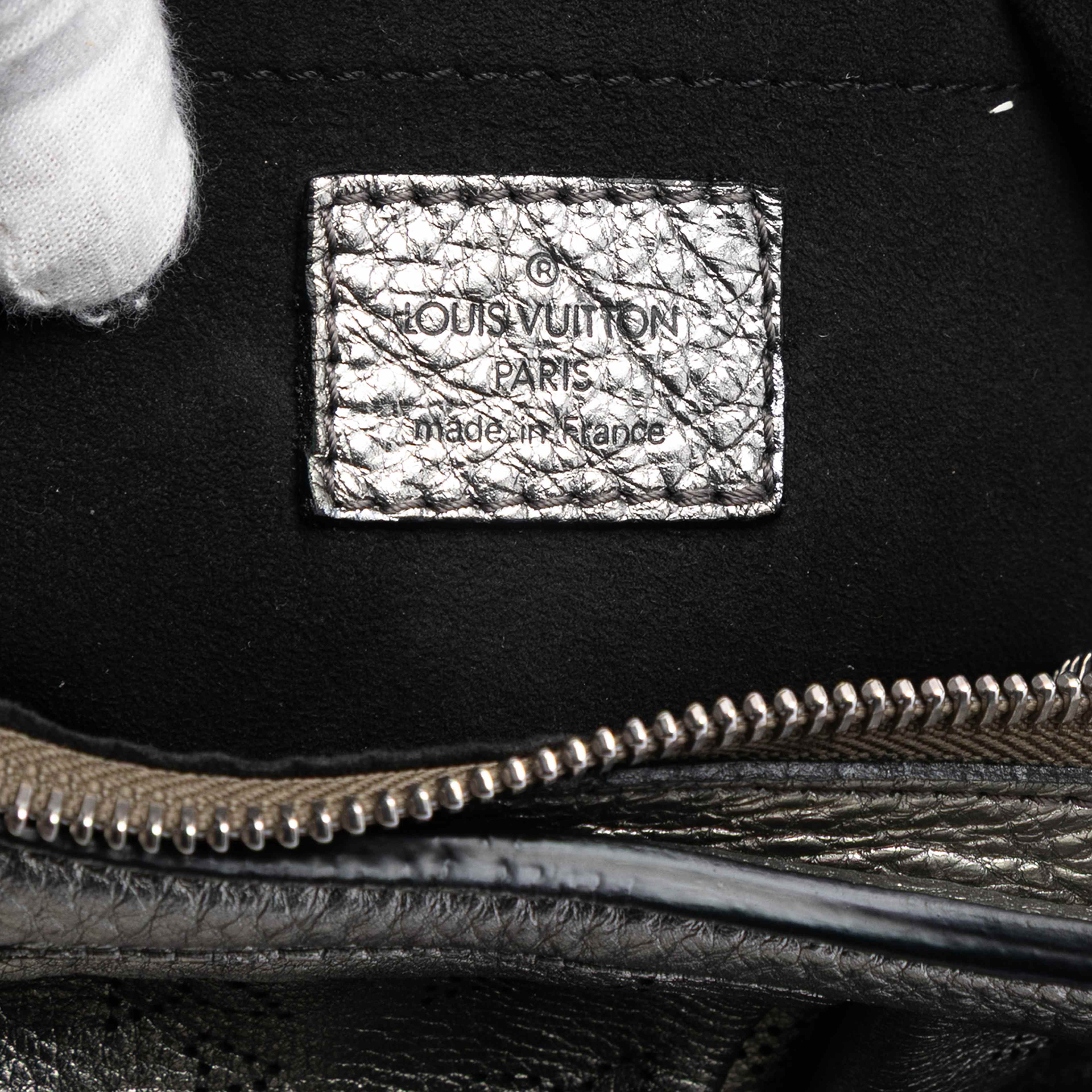 Louis Vuitton Monogram Mahina Xs, från Luxclusif, i färgen silver. Klicka för att öppna bilden i stort format