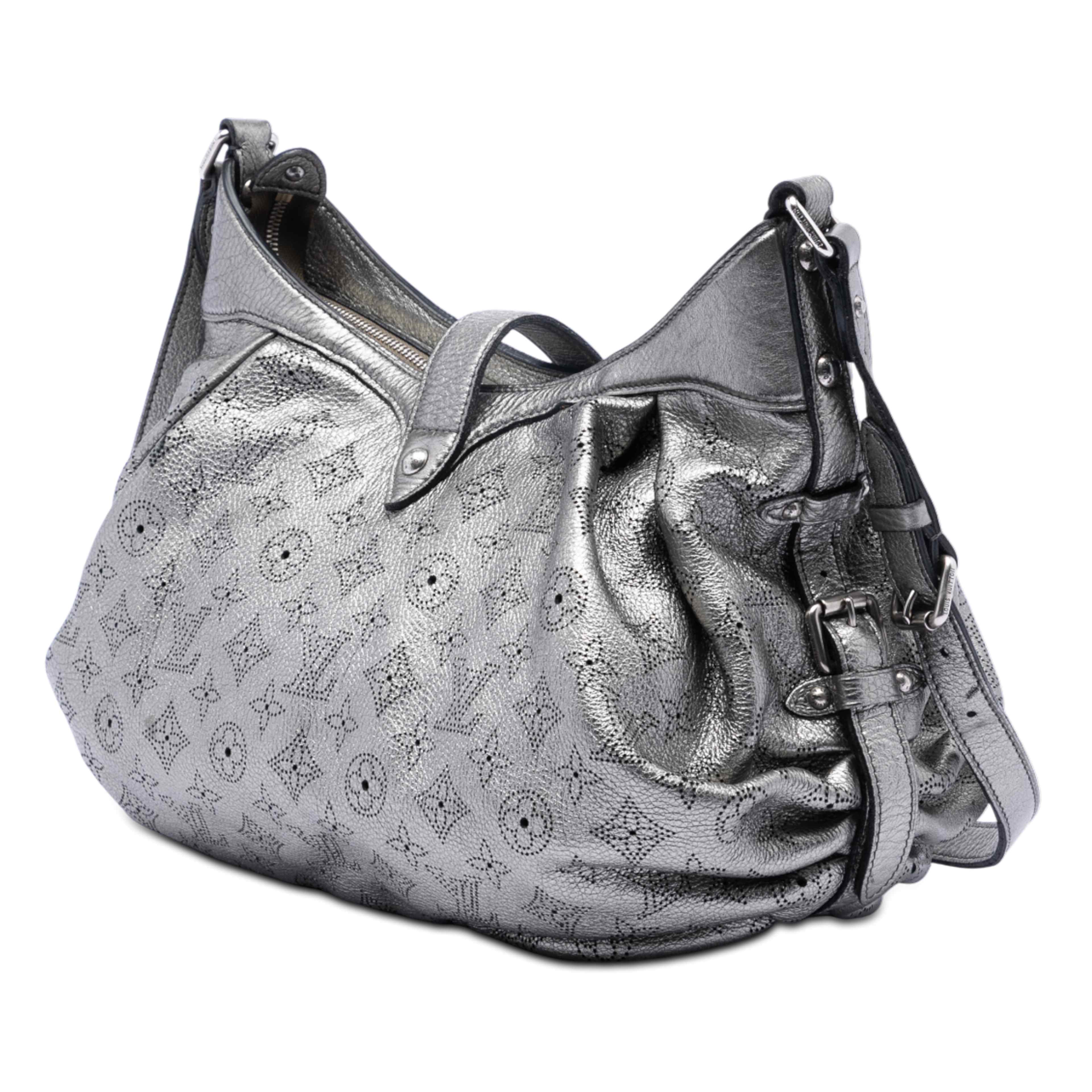 Louis Vuitton Monogram Mahina Xs, från Luxclusif, i färgen silver. Klicka för att öppna bilden i stort format