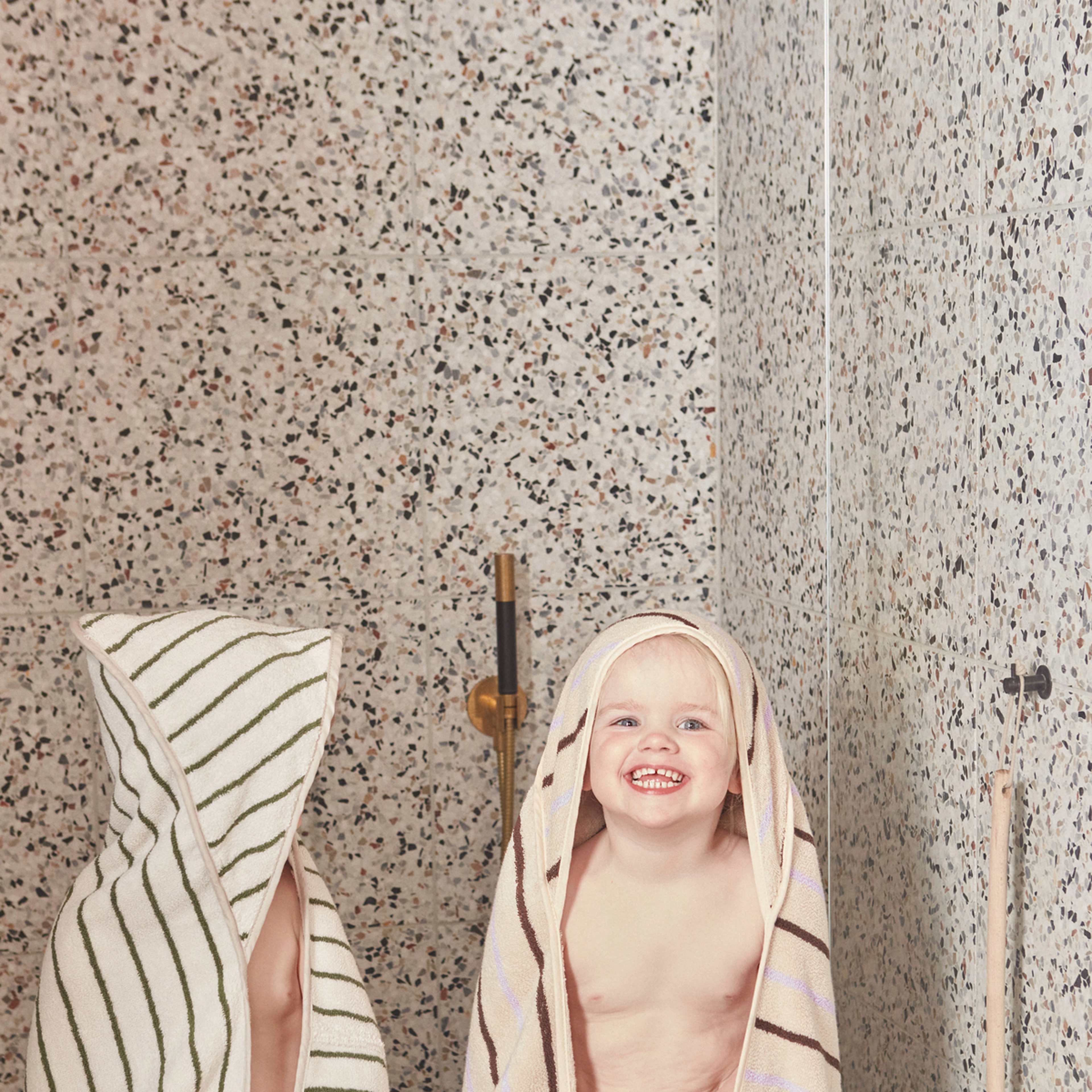 Raita Hooded Towel, från OYOY Mini, i färgen offwhite. Klicka för att öppna bilden i stort format