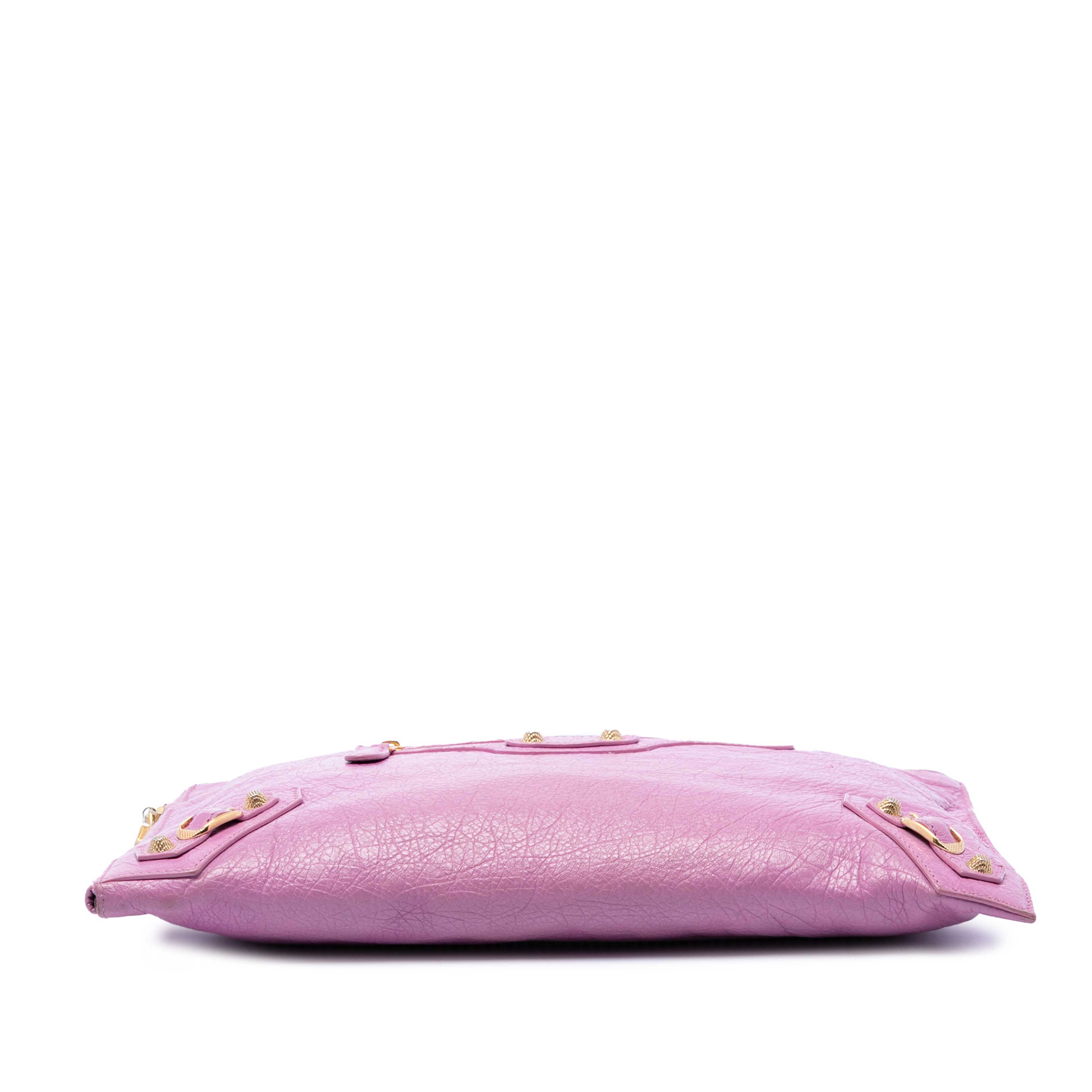 Balenciaga Lambskin Motocross Giant 12 Zip Around Flat Clutch, från Luxclusif, i färgen rosa. Klicka för att öppna bilden i stort format
