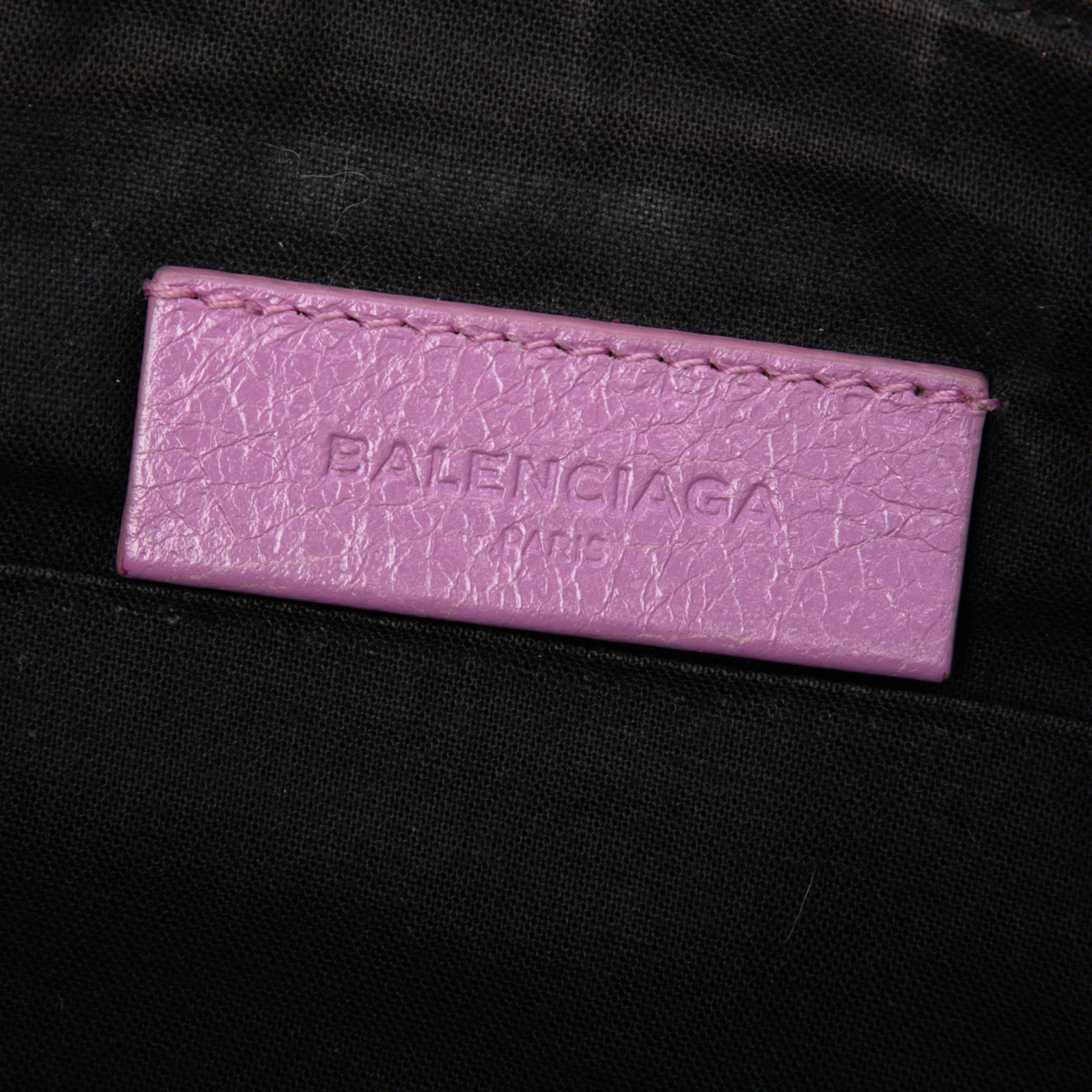 Balenciaga Lambskin Motocross Giant 12 Zip Around Flat Clutch, från Luxclusif, i färgen rosa. Klicka för att öppna bilden i stort format