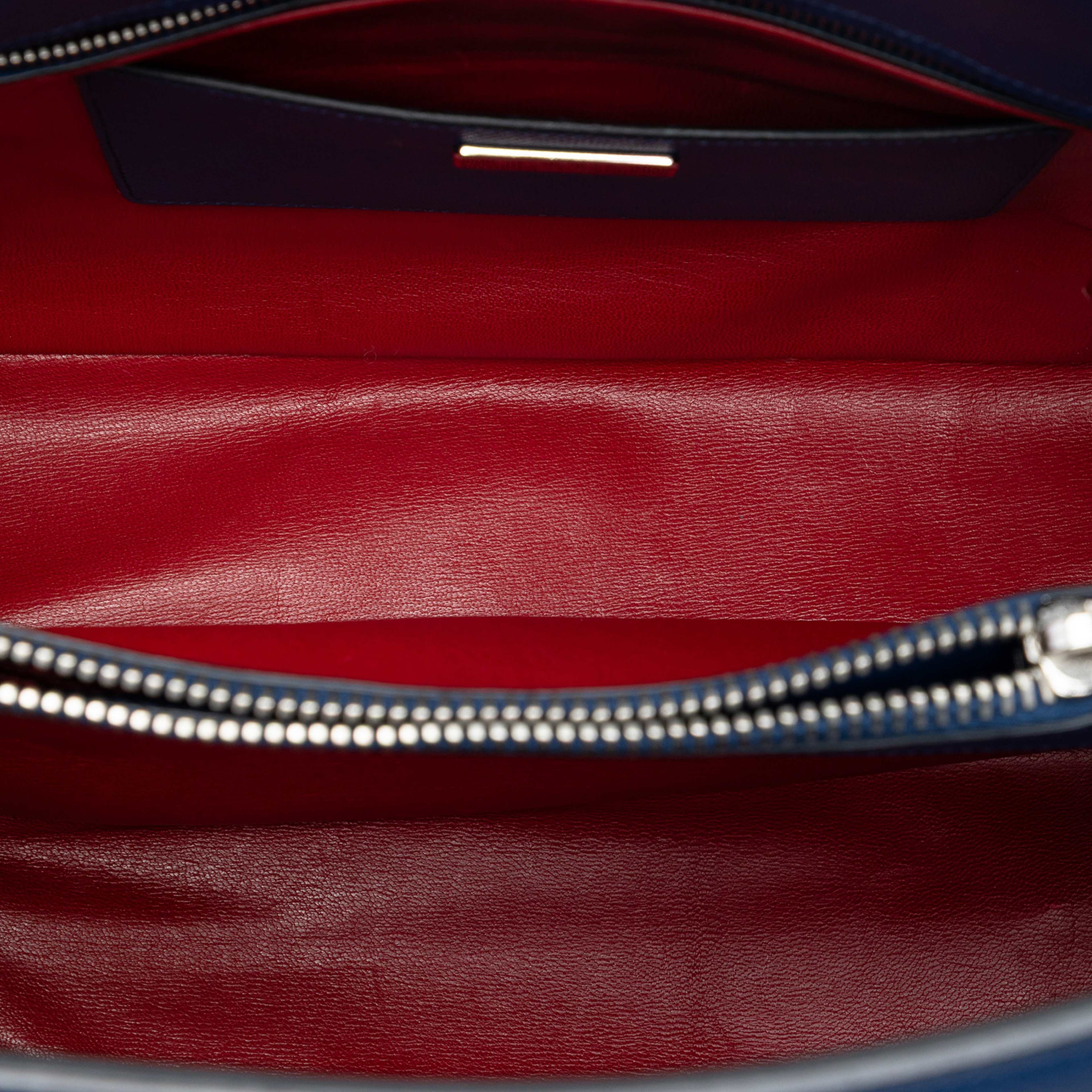 Prada Saffiano Cuir Turnlock Twin Satchel, från Luxclusif, i färgen blue. Klicka för att öppna bilden i stort format