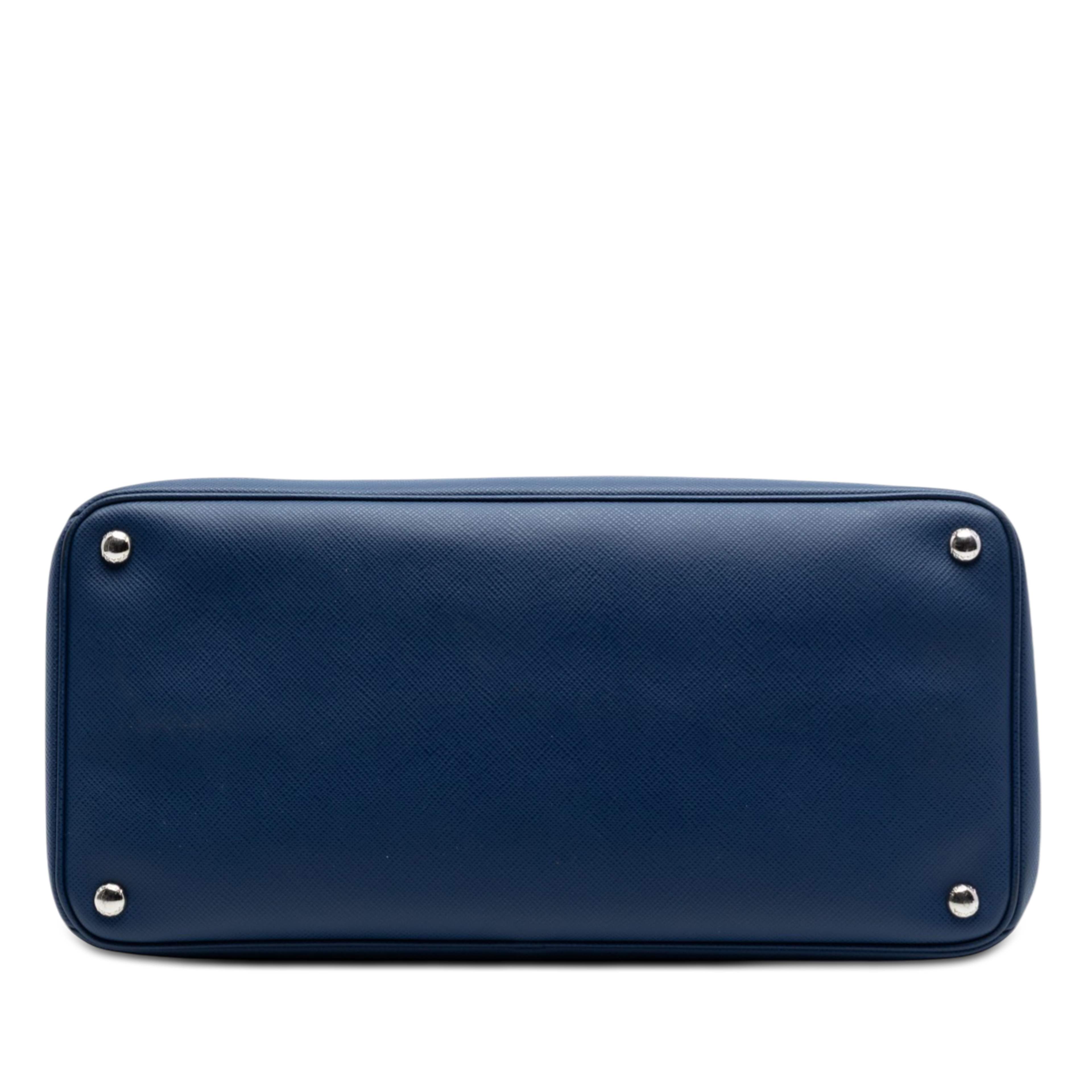 Prada Saffiano Cuir Turnlock Twin Satchel, från Luxclusif, i färgen blå. Klicka för att öppna bilden i stort format