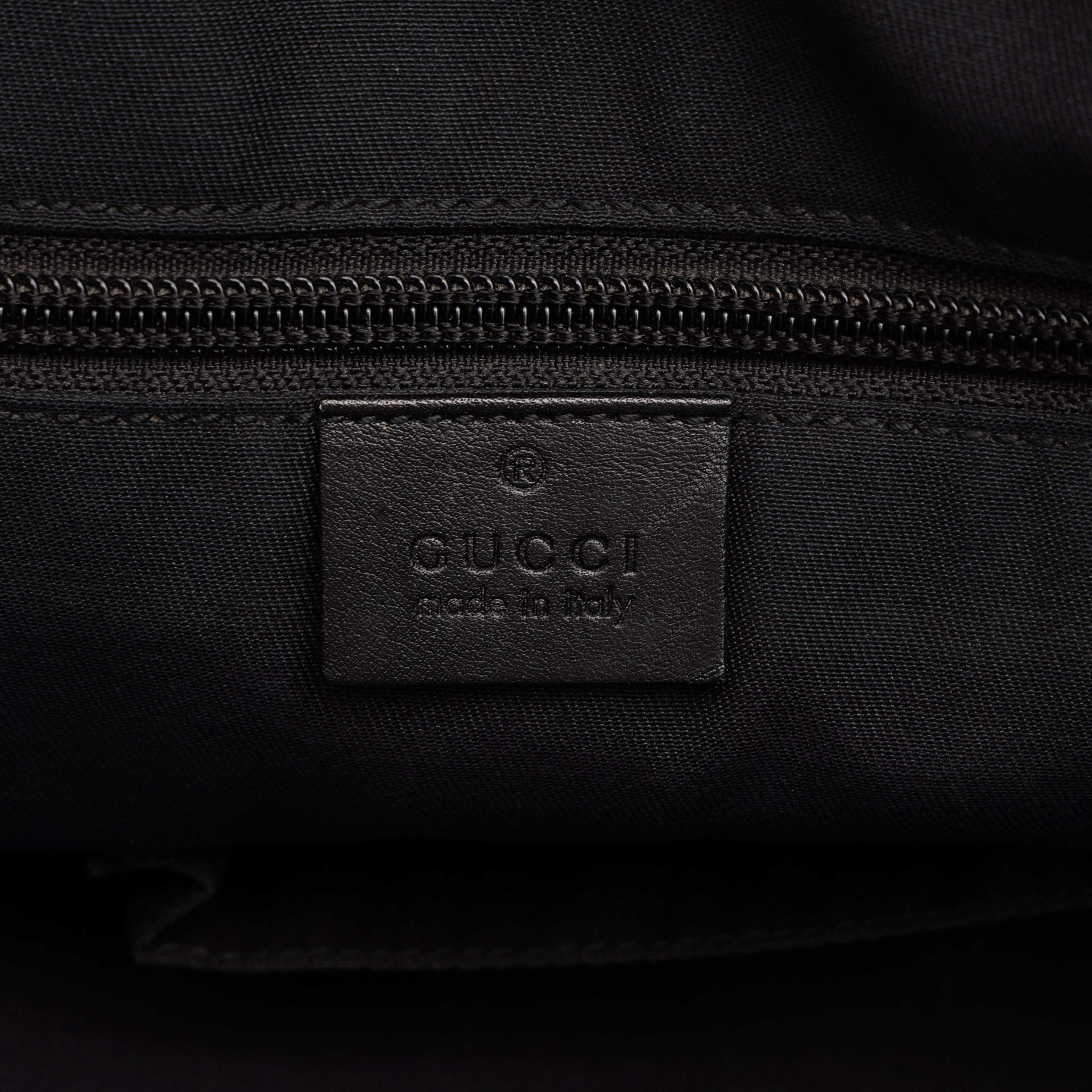 Gucci Diamante Calfskin Business Bag, från Luxclusif, i färgen svart. Klicka för att öppna bilden i stort format