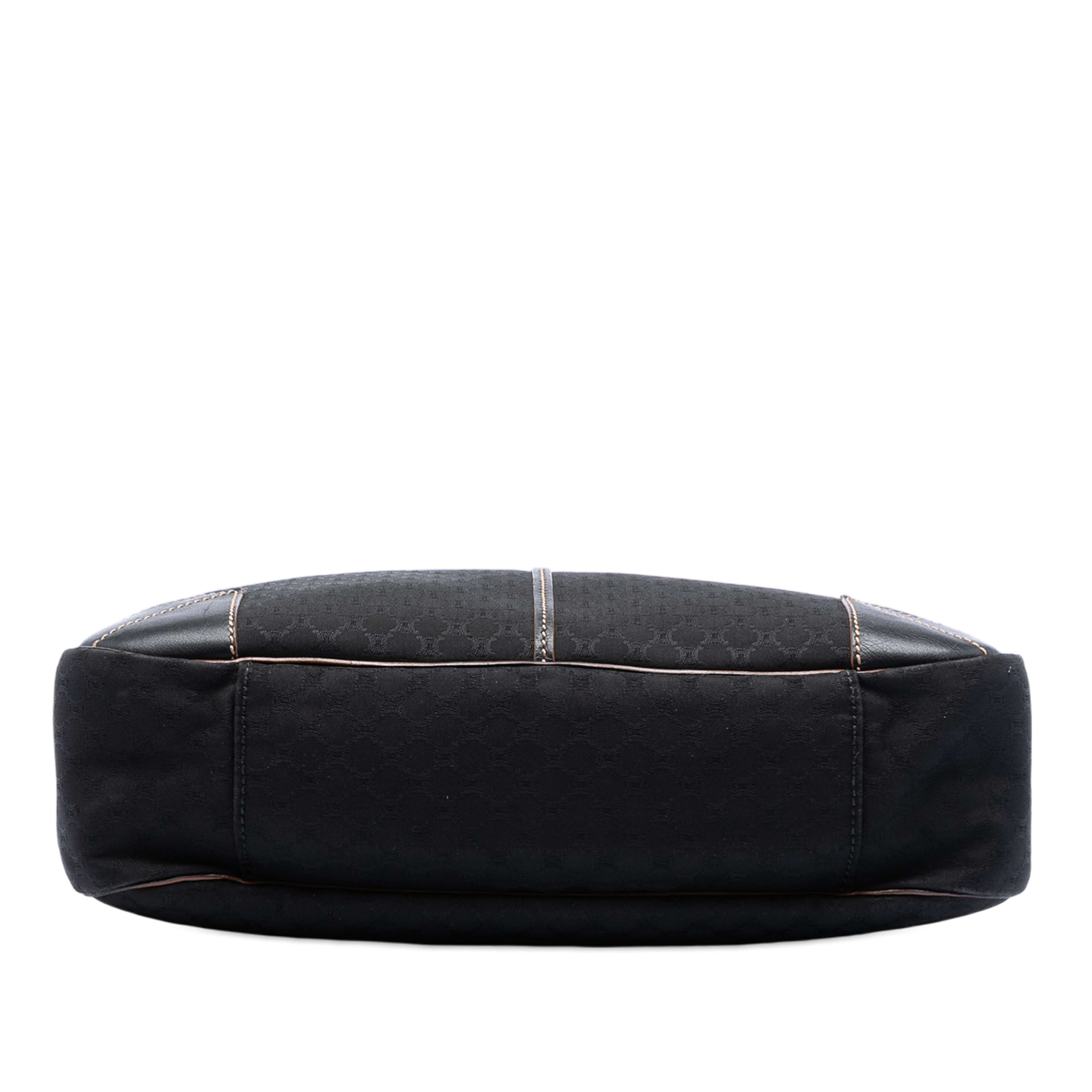 Celine Macadam Canvas Tote, från Luxclusif, i färgen svart. Klicka för att öppna bilden i stort format