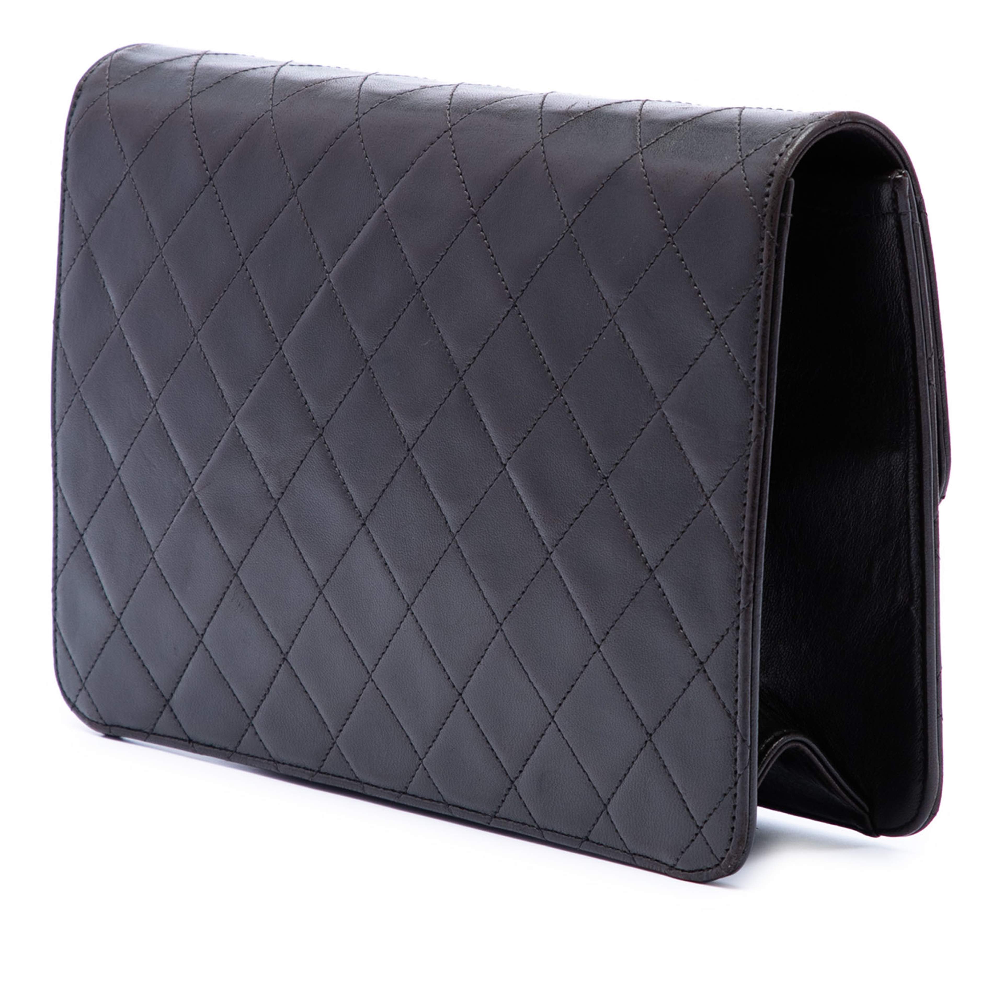 Chanel Medium Cc Quilted Lambskin Single Flap, från Luxclusif, i färgen svart. Klicka för att öppna bilden i stort format