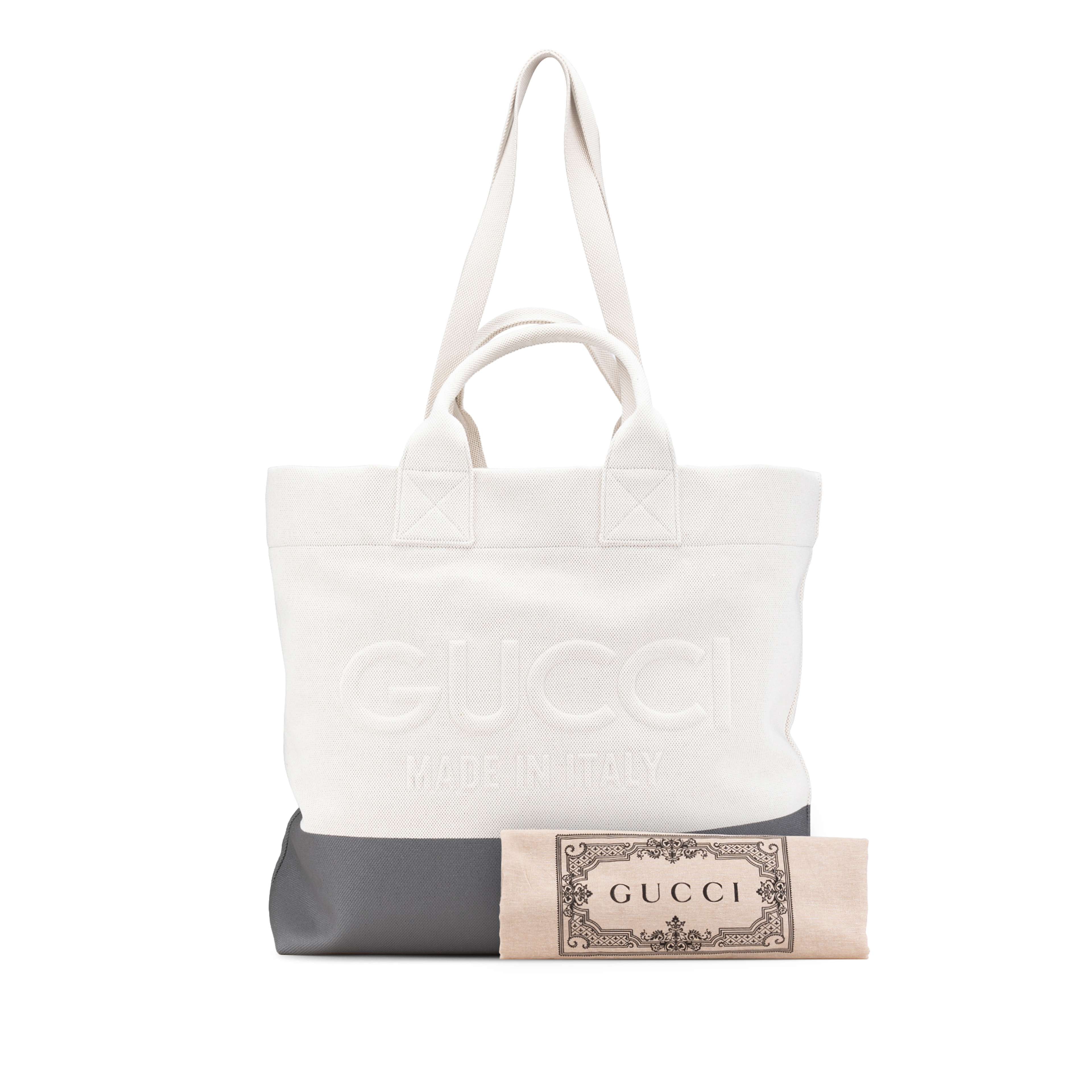 Gucci Canvas Embossed Logo Tote, från Luxclusif, i färgen grå. Klicka för att öppna bilden i stort format