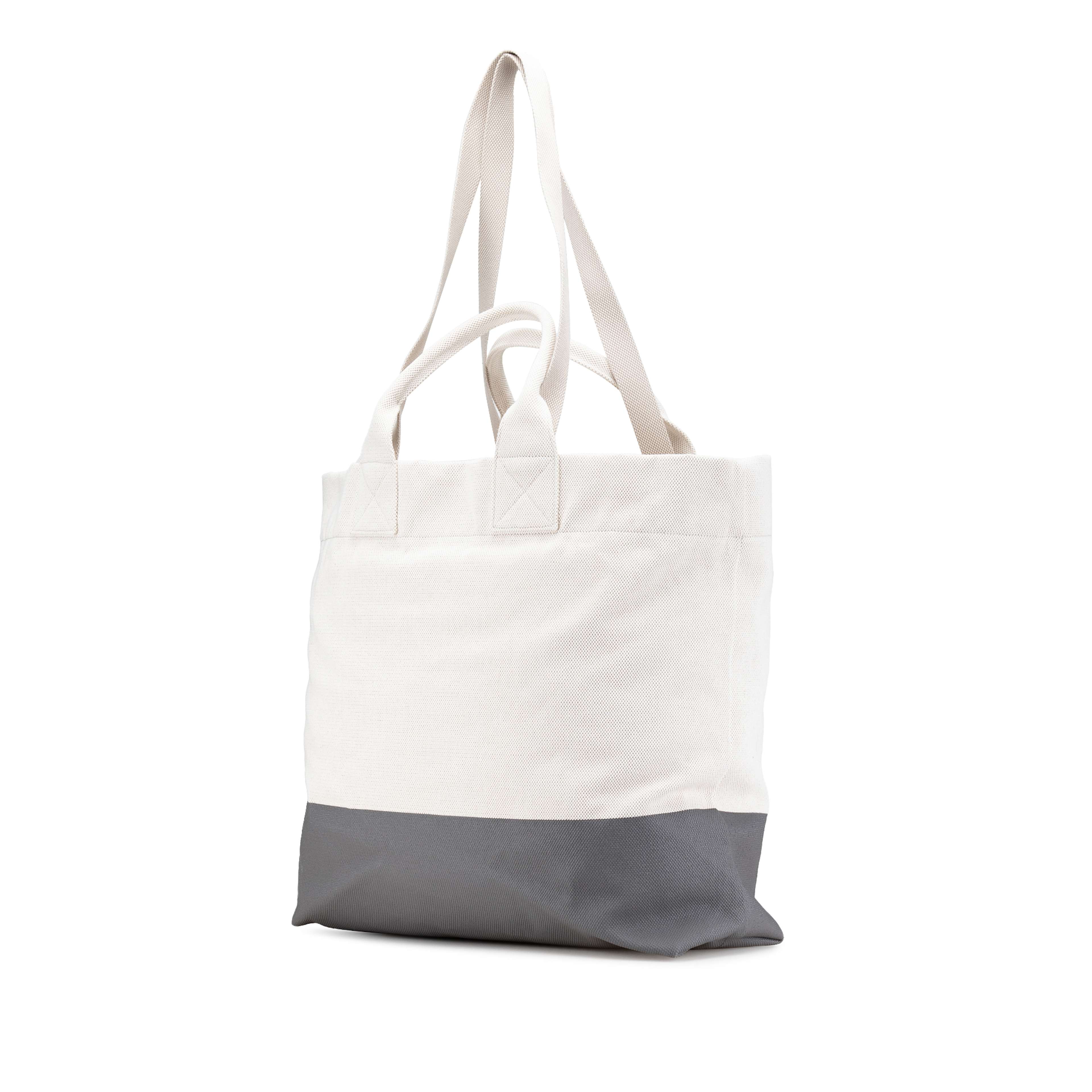 Gucci Canvas Embossed Logo Tote, från Luxclusif, i färgen grå. Klicka för att öppna bilden i stort format