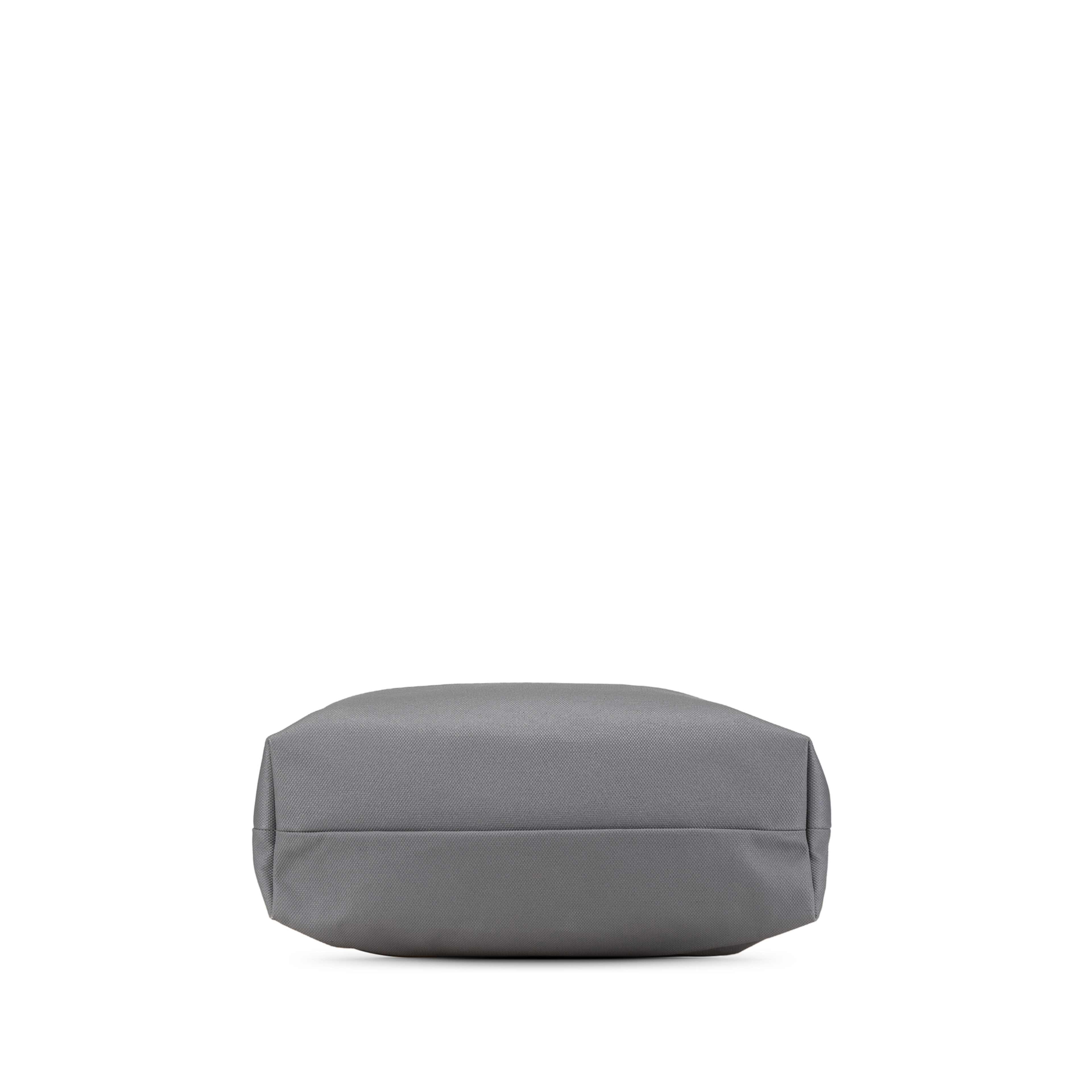 Gucci Canvas Embossed Logo Tote, från Luxclusif, i färgen grå. Klicka för att öppna bilden i stort format