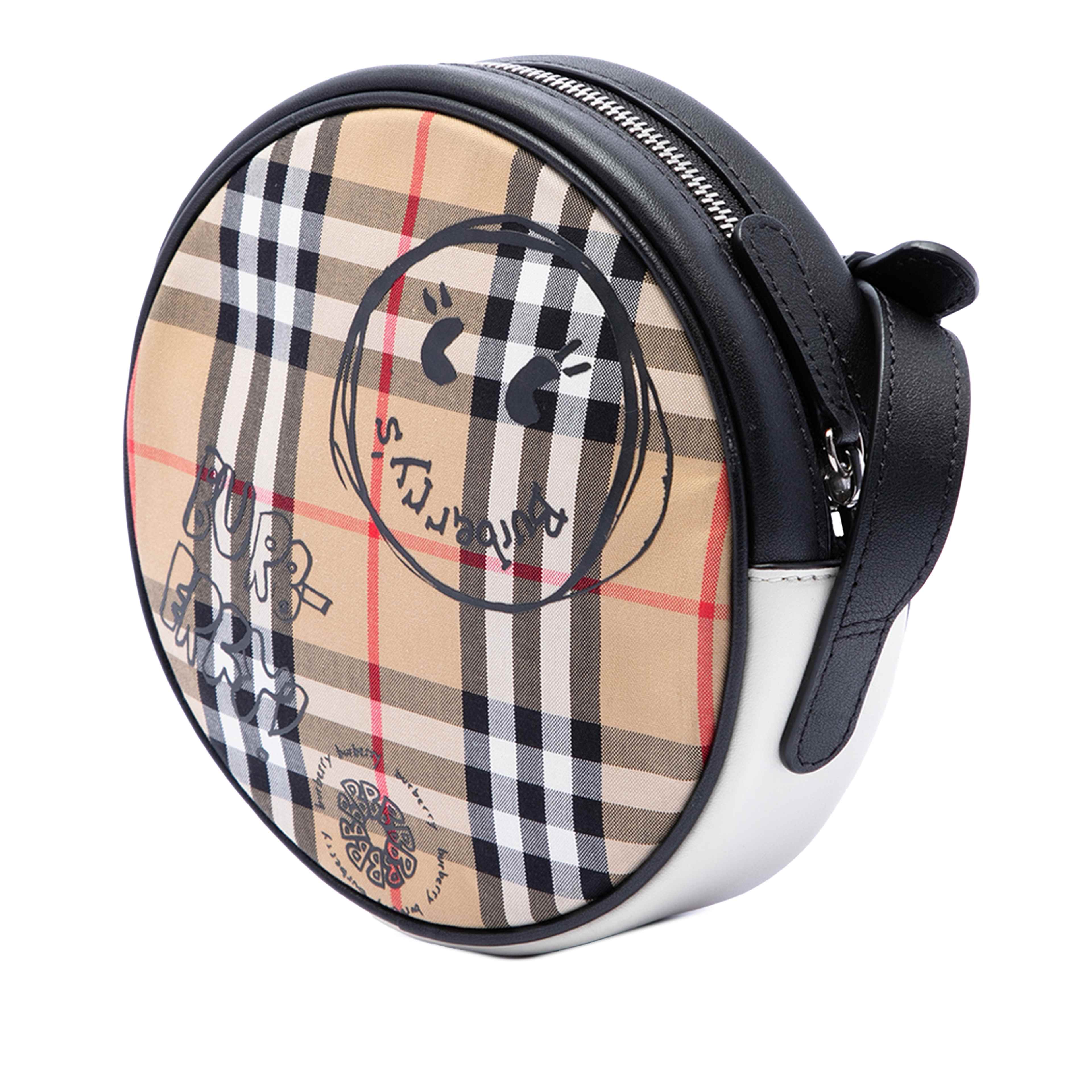 Burberry House Check Canvas And Calfskin Cartoon Print Round Crossbody, från Luxclusif, i färgen beige. Klicka för att öppna bilden i stort format