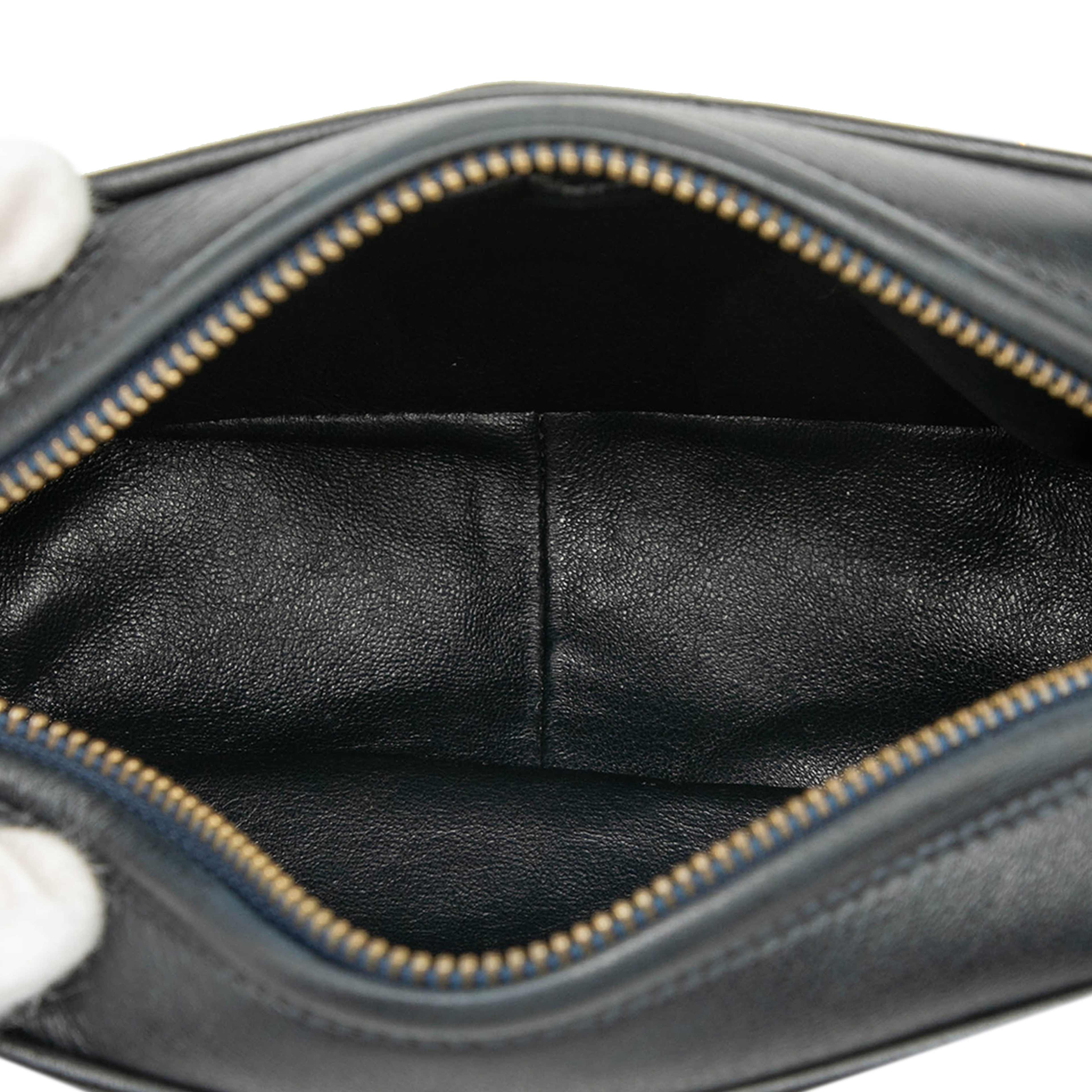 Chanel Cc Quilted Lambskin Tassel Camera Bag, från Luxclusif, i färgen black. Klicka för att öppna bilden i stort format