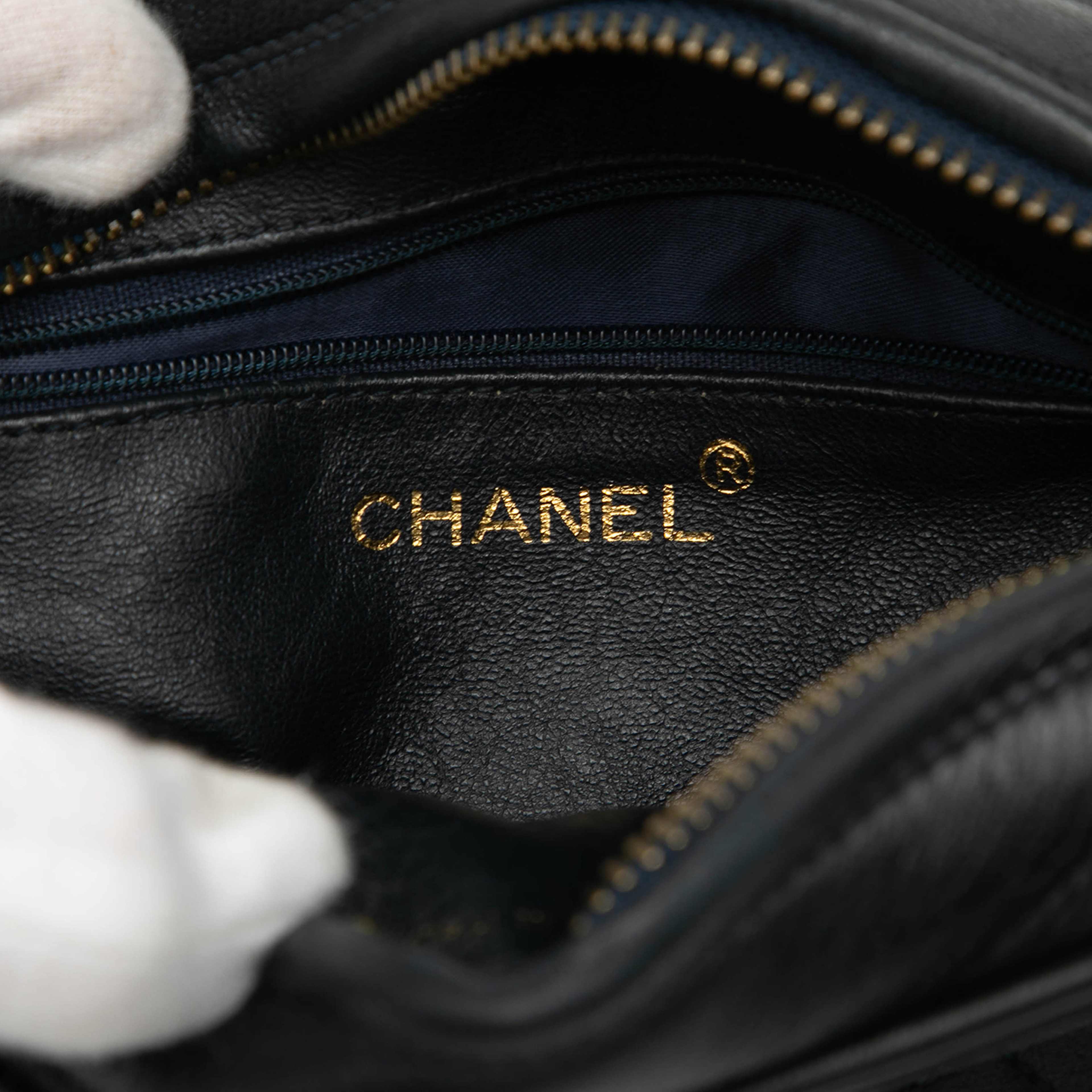Chanel Cc Quilted Lambskin Tassel Camera Bag, från Luxclusif, i färgen black. Klicka för att öppna bilden i stort format