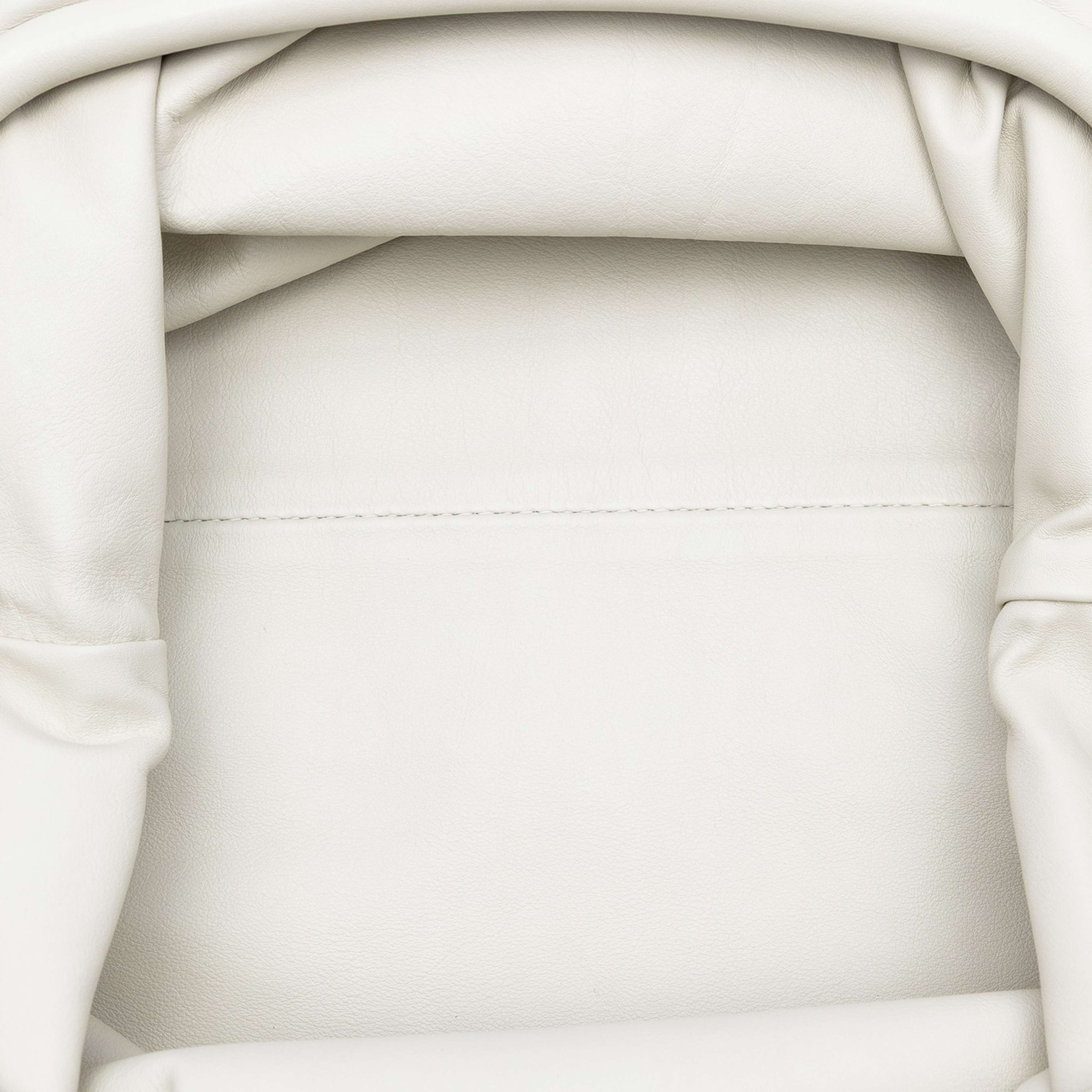 Bottega Veneta Lambskin The Pouch, från Luxclusif, i färgen white. Klicka för att öppna bilden i stort format