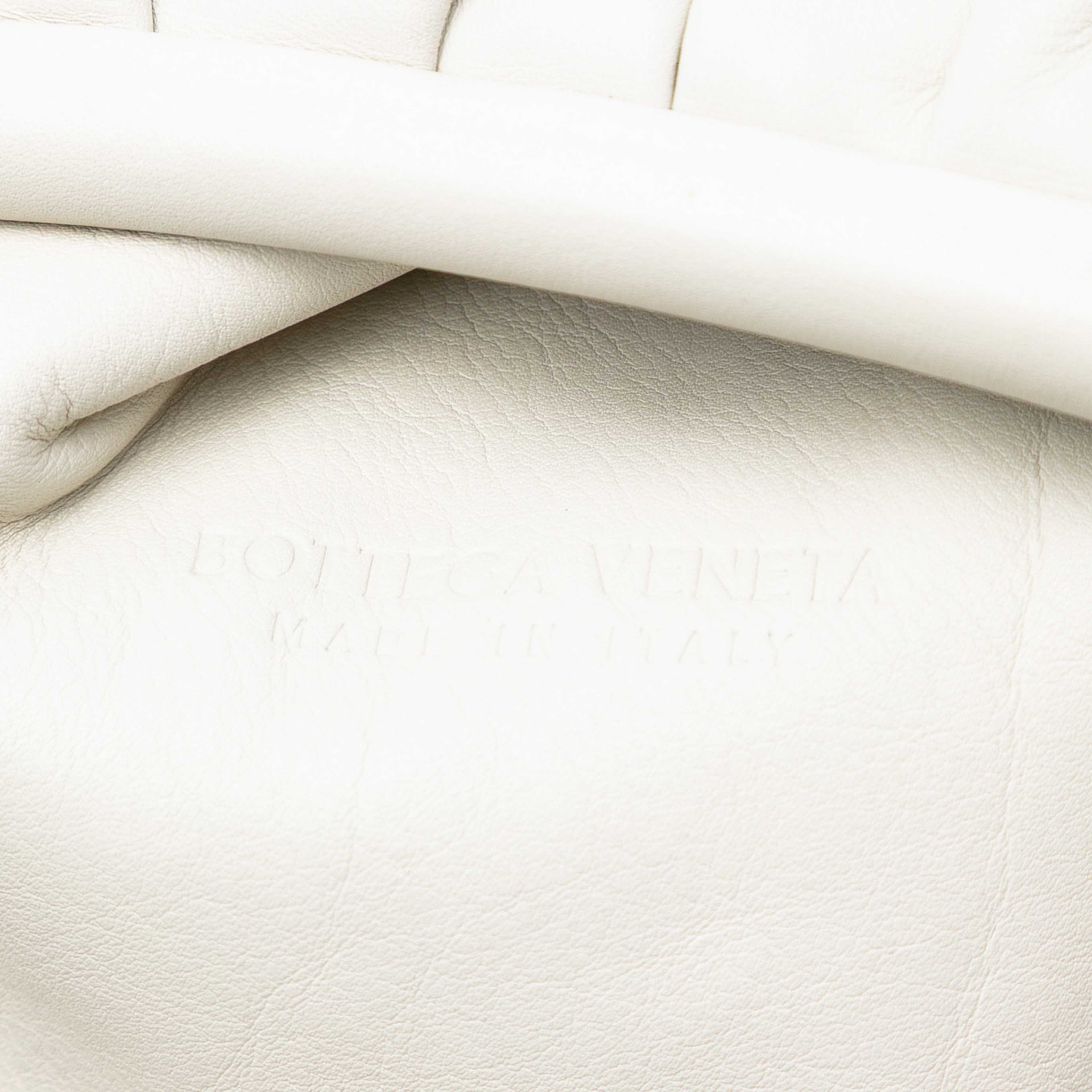 Bottega Veneta Lambskin The Pouch, från Luxclusif, i färgen white. Klicka för att öppna bilden i stort format