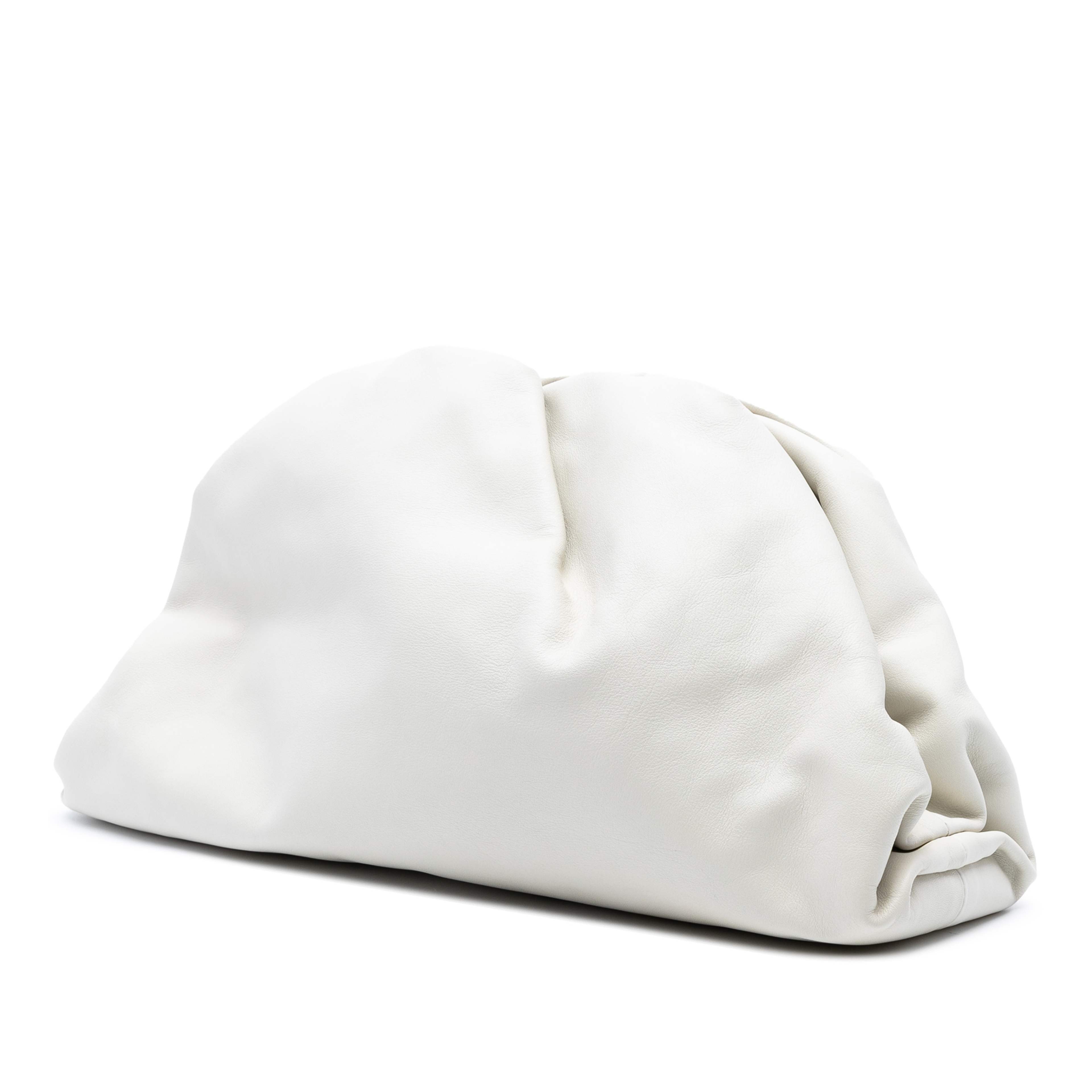 Bottega Veneta Lambskin The Pouch, från Luxclusif, i färgen white. Klicka för att öppna bilden i stort format