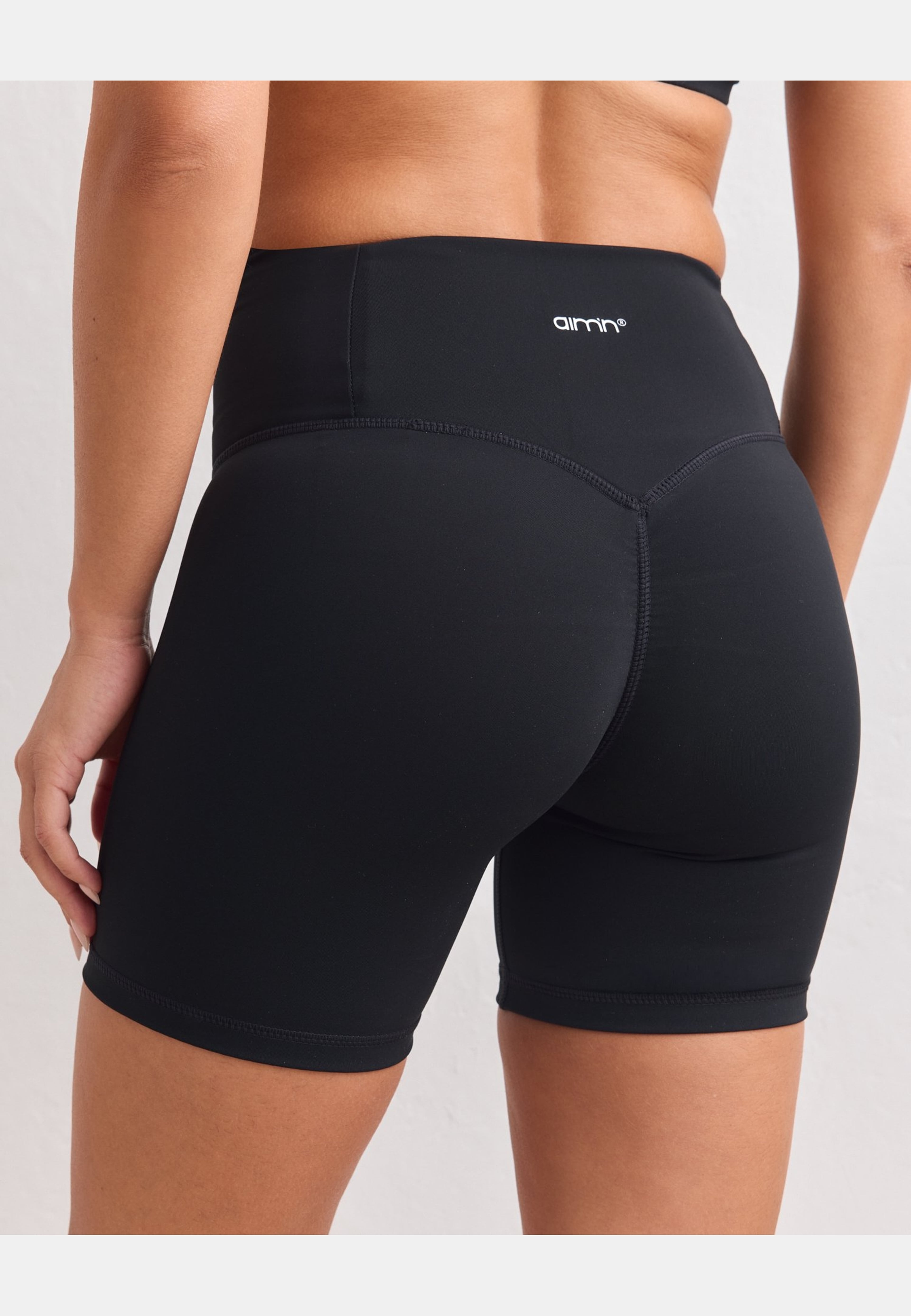 Pace Scrunch Midi Shorts, från aim'n, i färgen black. Klicka för att öppna bilden i stort format