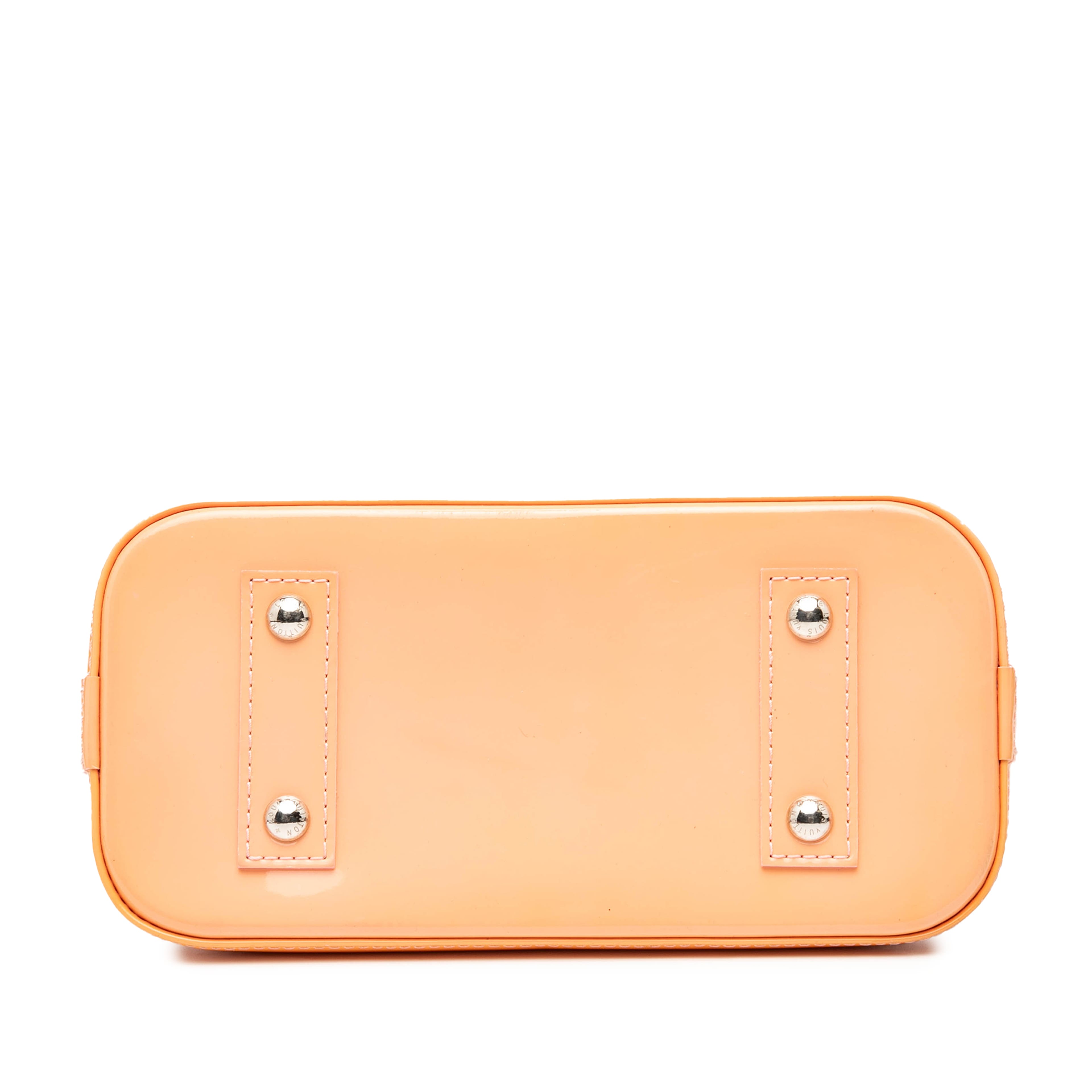 Louis Vuitton Monogram Vernis Jungle Dots Alma Bb, från Luxclusif, i färgen peach. Klicka för att öppna bilden i stort format