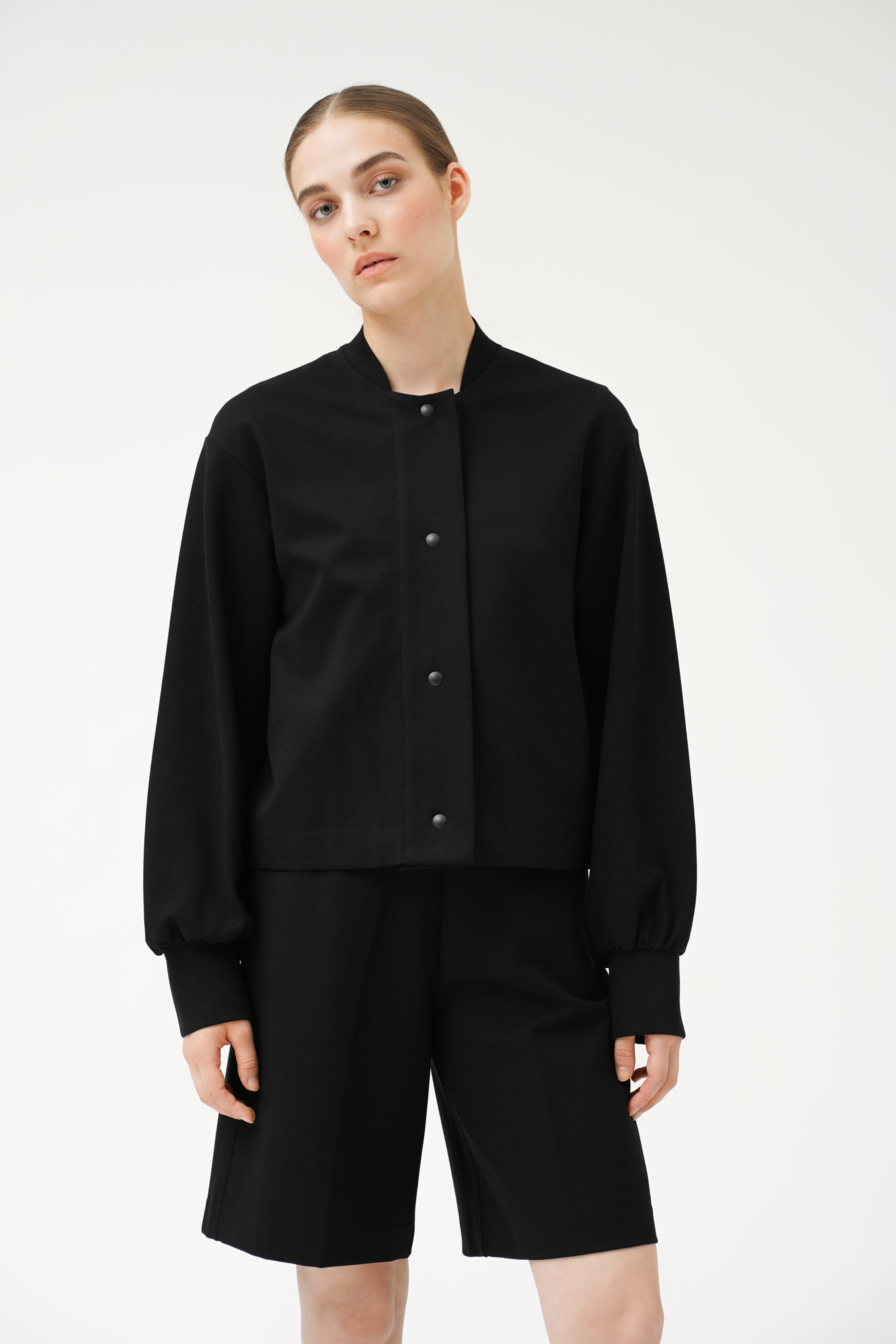 Canan Jacket - Black, från Residus, i färgen black. Klicka för att öppna bilden i stort format