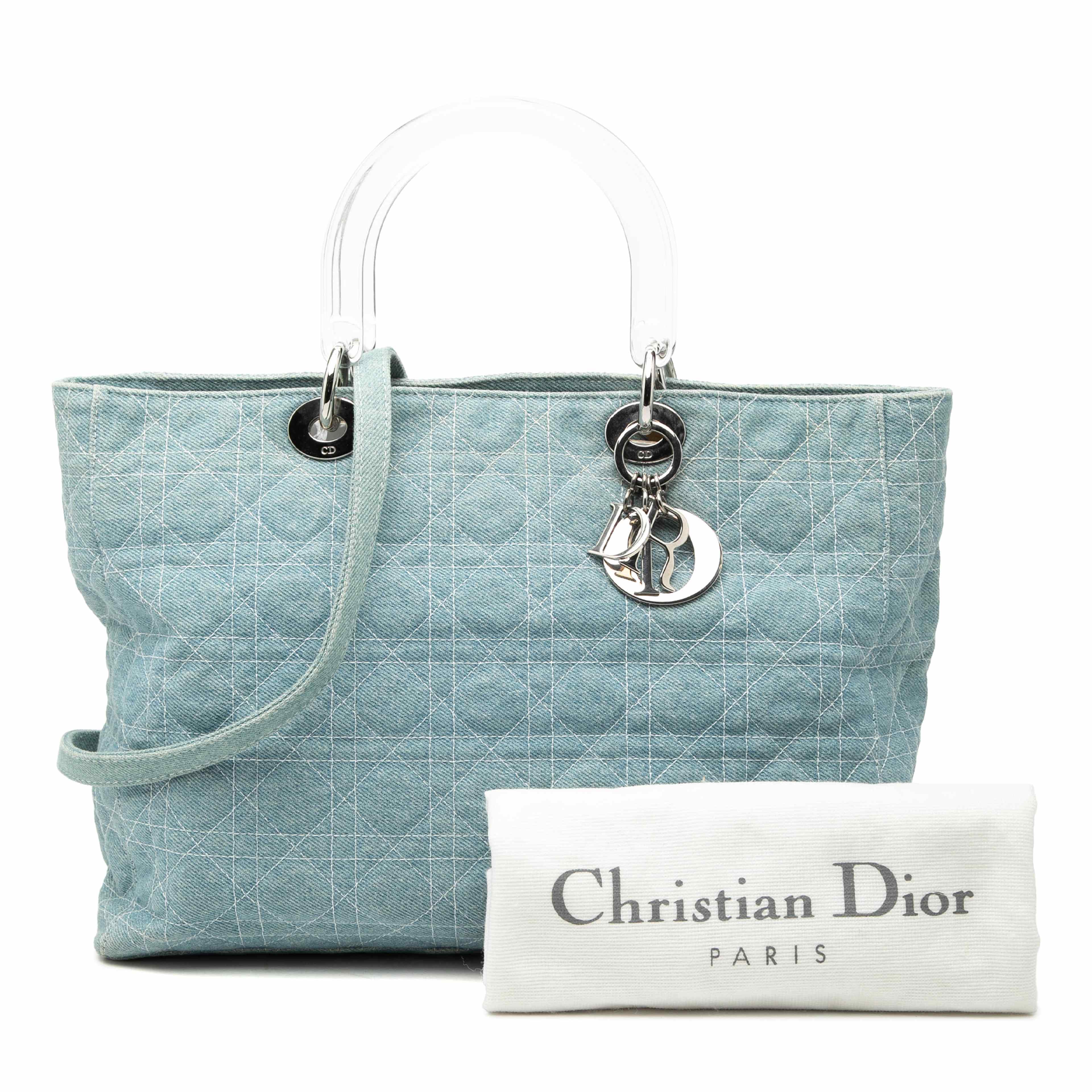 Dior Large Denim Cannage Acrylic Handles Lady Dior, från Luxclusif, i färgen blå. Klicka för att öppna bilden i stort format