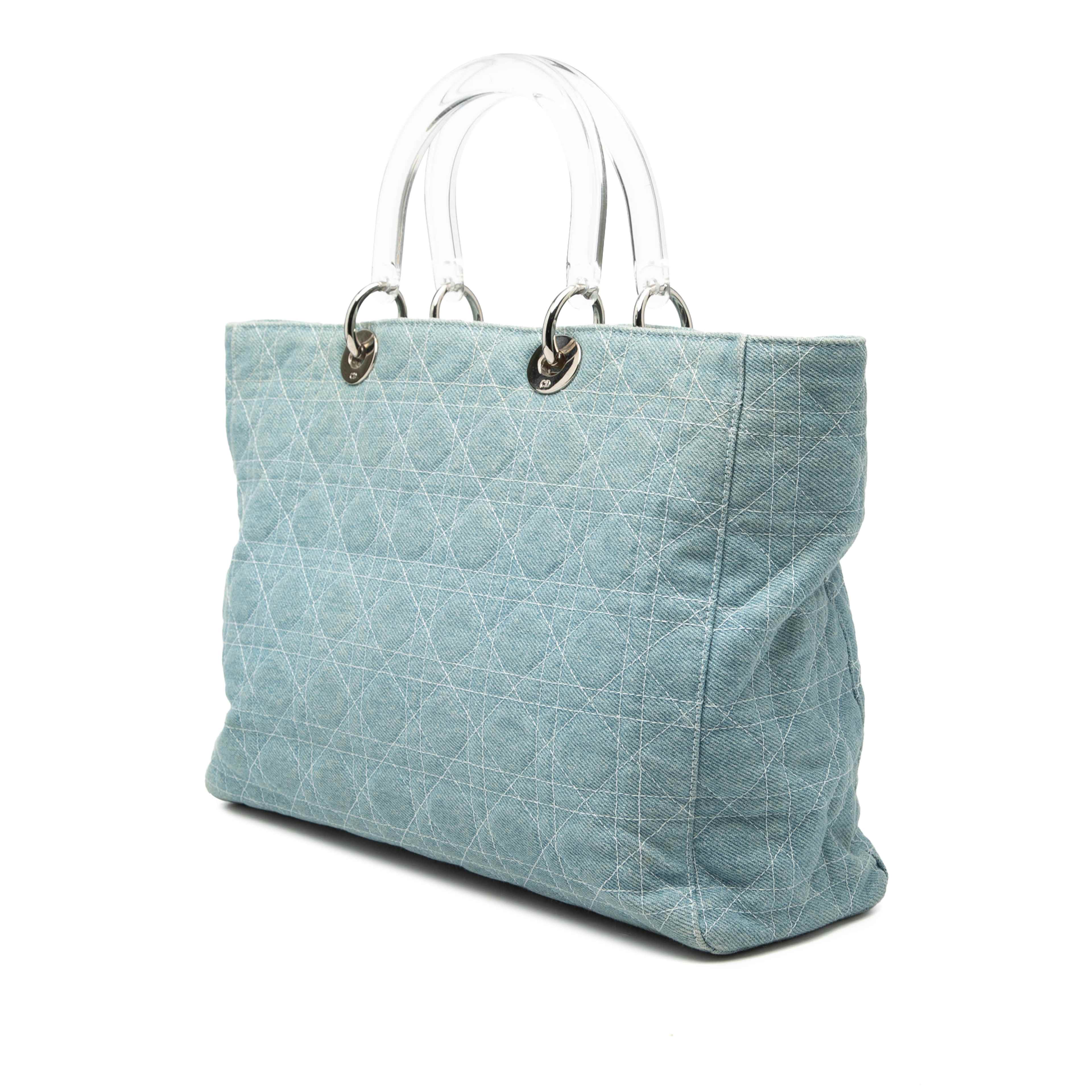 Dior Large Denim Cannage Acrylic Handles Lady Dior, från Luxclusif, i färgen blå. Klicka för att öppna bilden i stort format