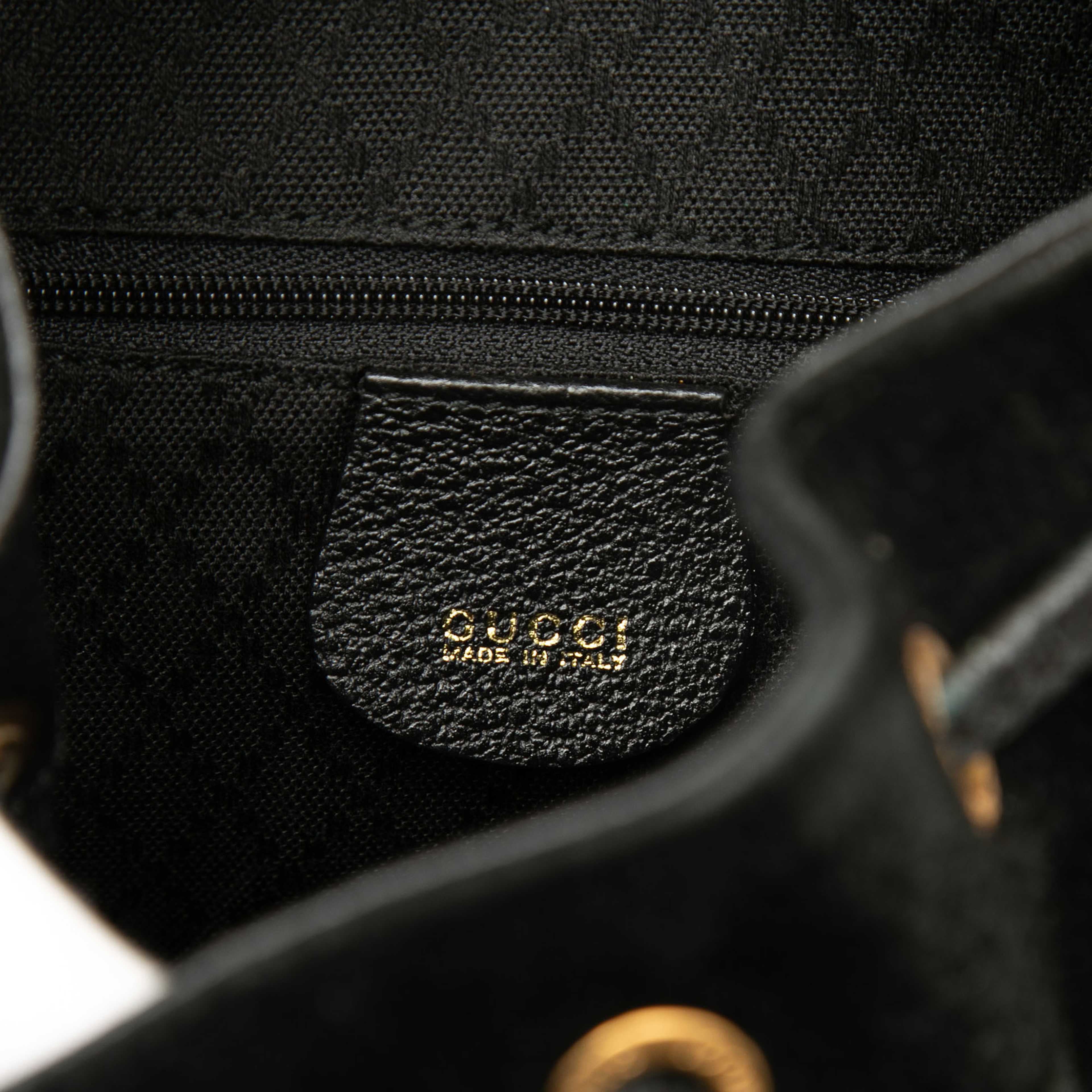 Gucci Suede Bamboo Drawstring Backpack, från Luxclusif, i färgen svart. Klicka för att öppna bilden i stort format