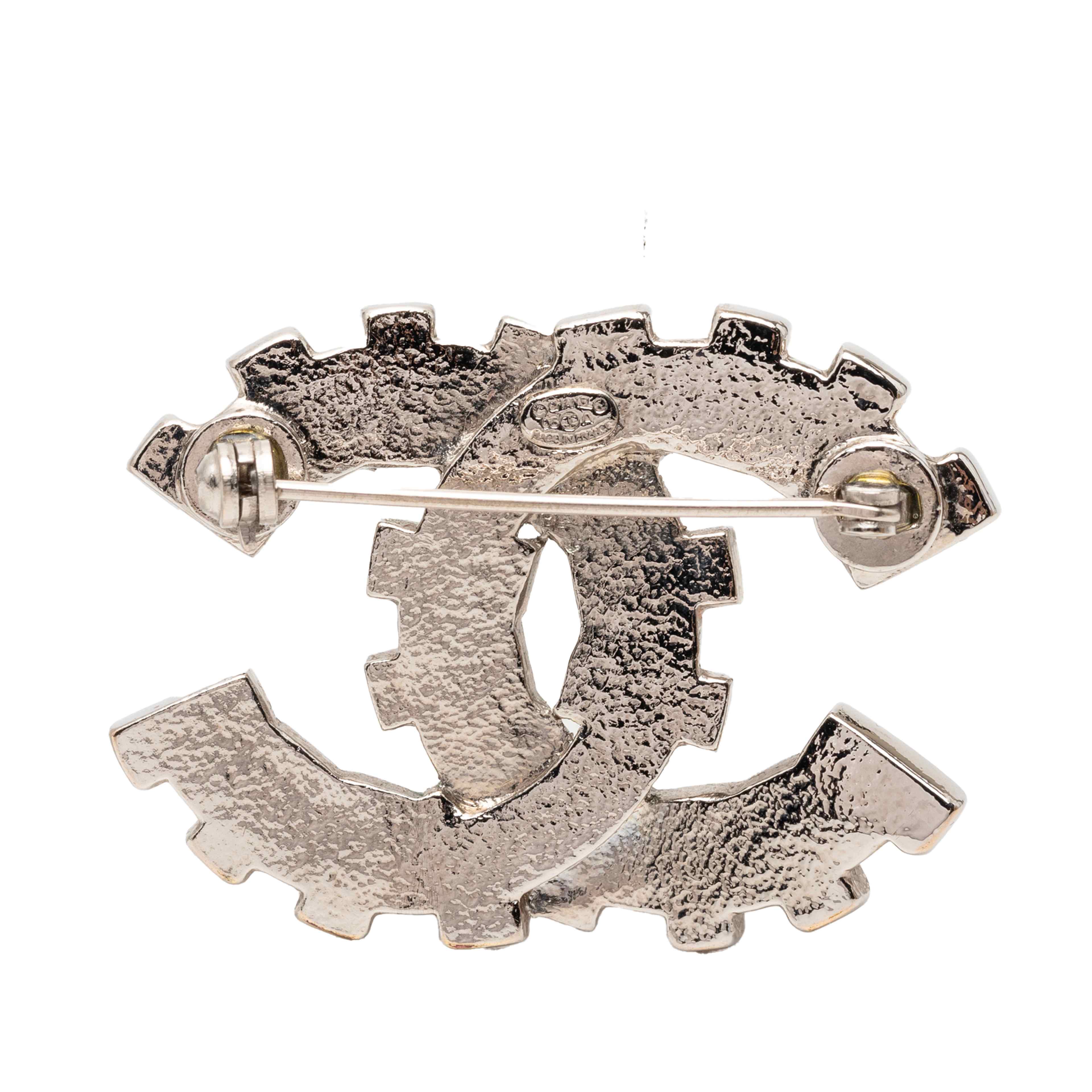 Chanel Cc Brass Strass Baguette Brooch, från Luxclusif, i färgen silver. Klicka för att öppna bilden i stort format