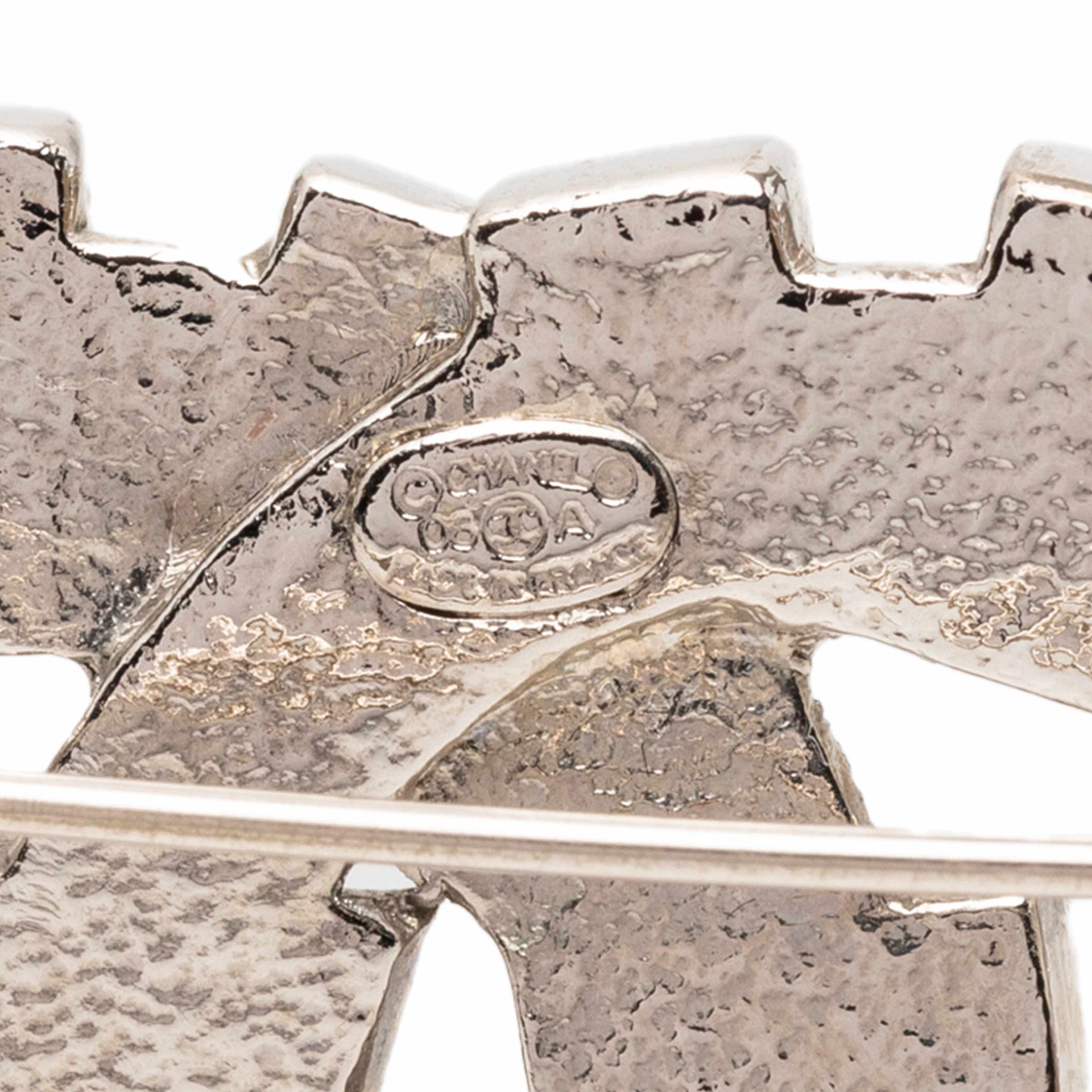 Chanel Cc Brass Strass Baguette Brooch, från Luxclusif, i färgen silver. Klicka för att öppna bilden i stort format