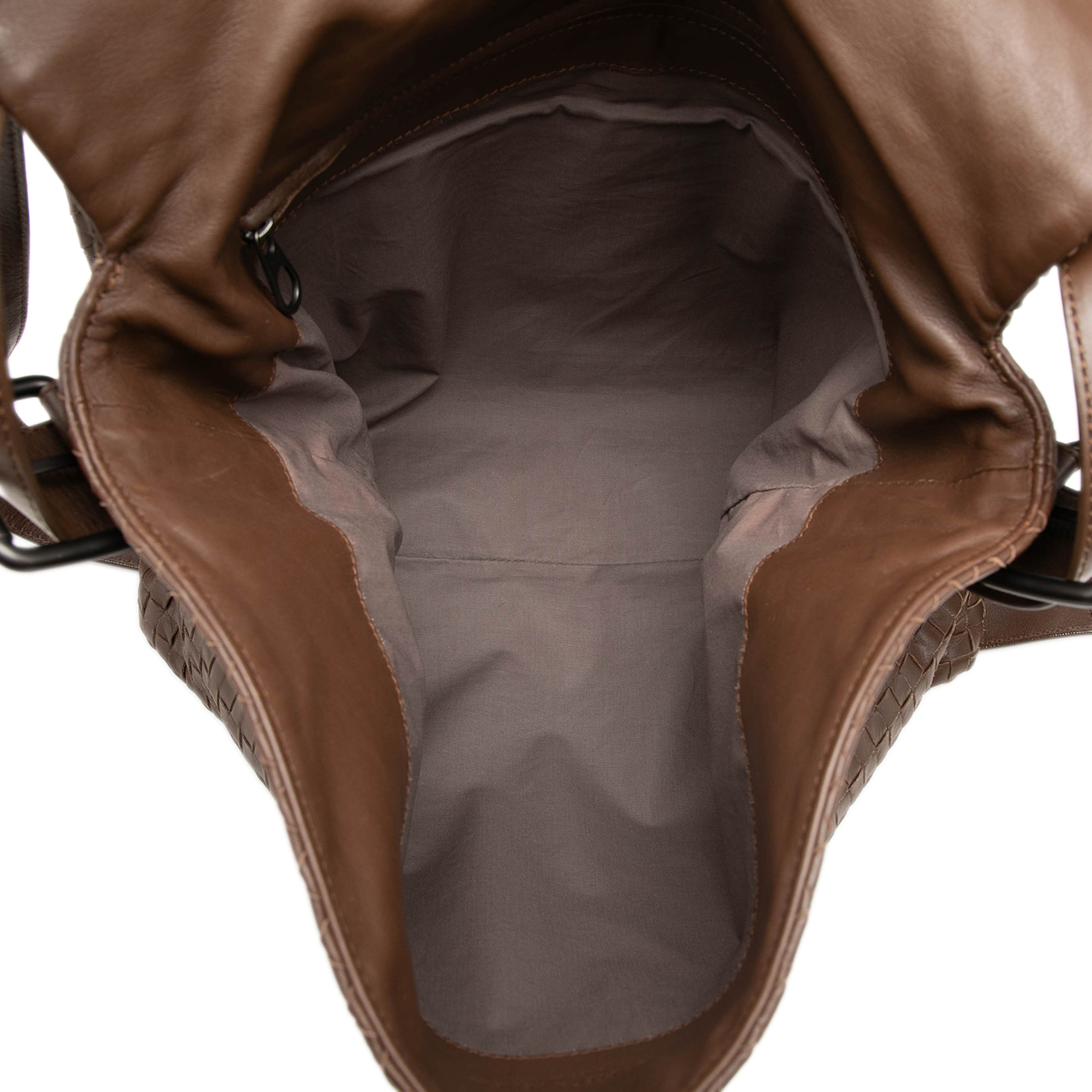 Bottega Veneta Nappa Intrecciato Messenger Bag, från Luxclusif, i färgen brun. Klicka för att öppna bilden i stort format