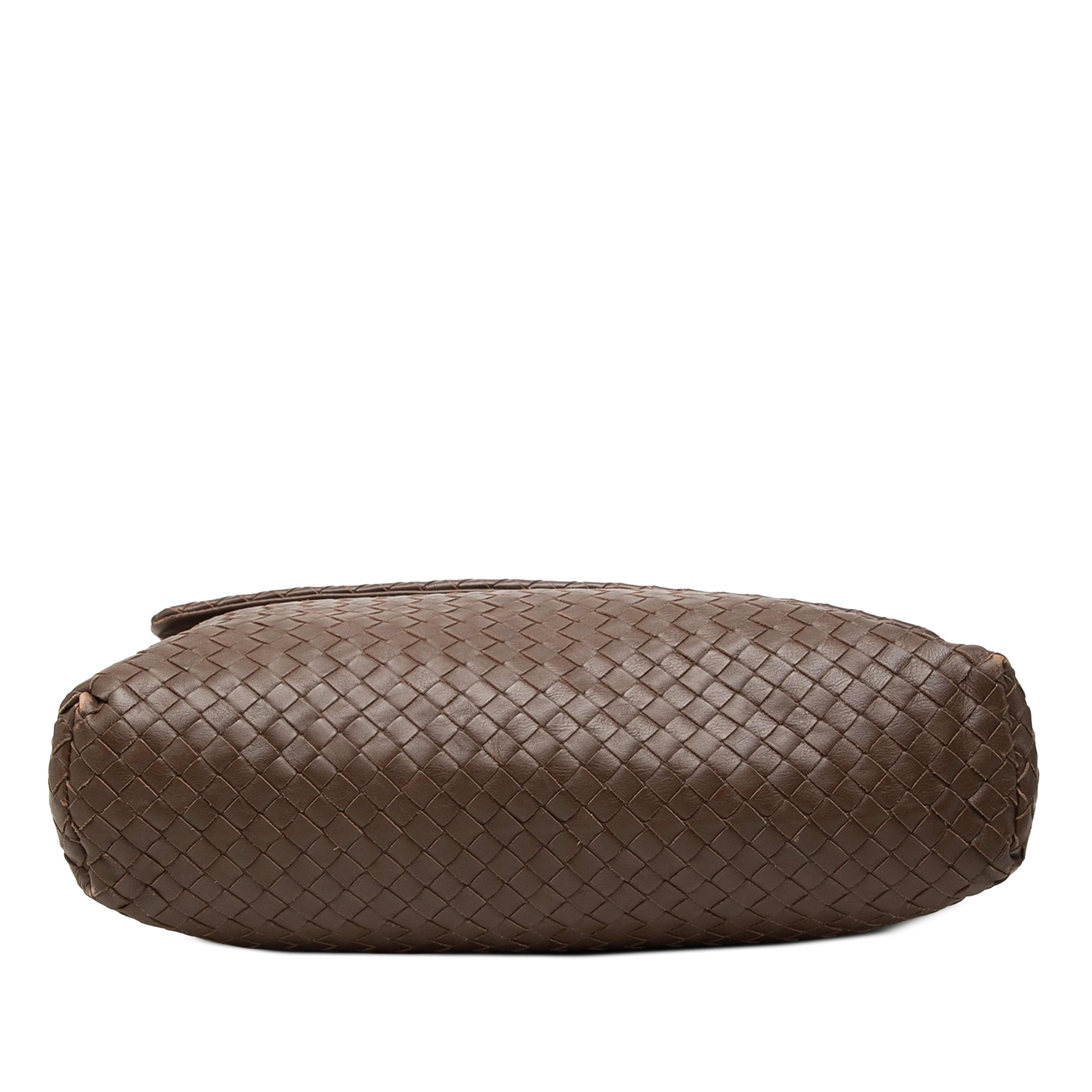 Bottega Veneta Nappa Intrecciato Messenger Bag, från Luxclusif, i färgen brun. Klicka för att öppna bilden i stort format