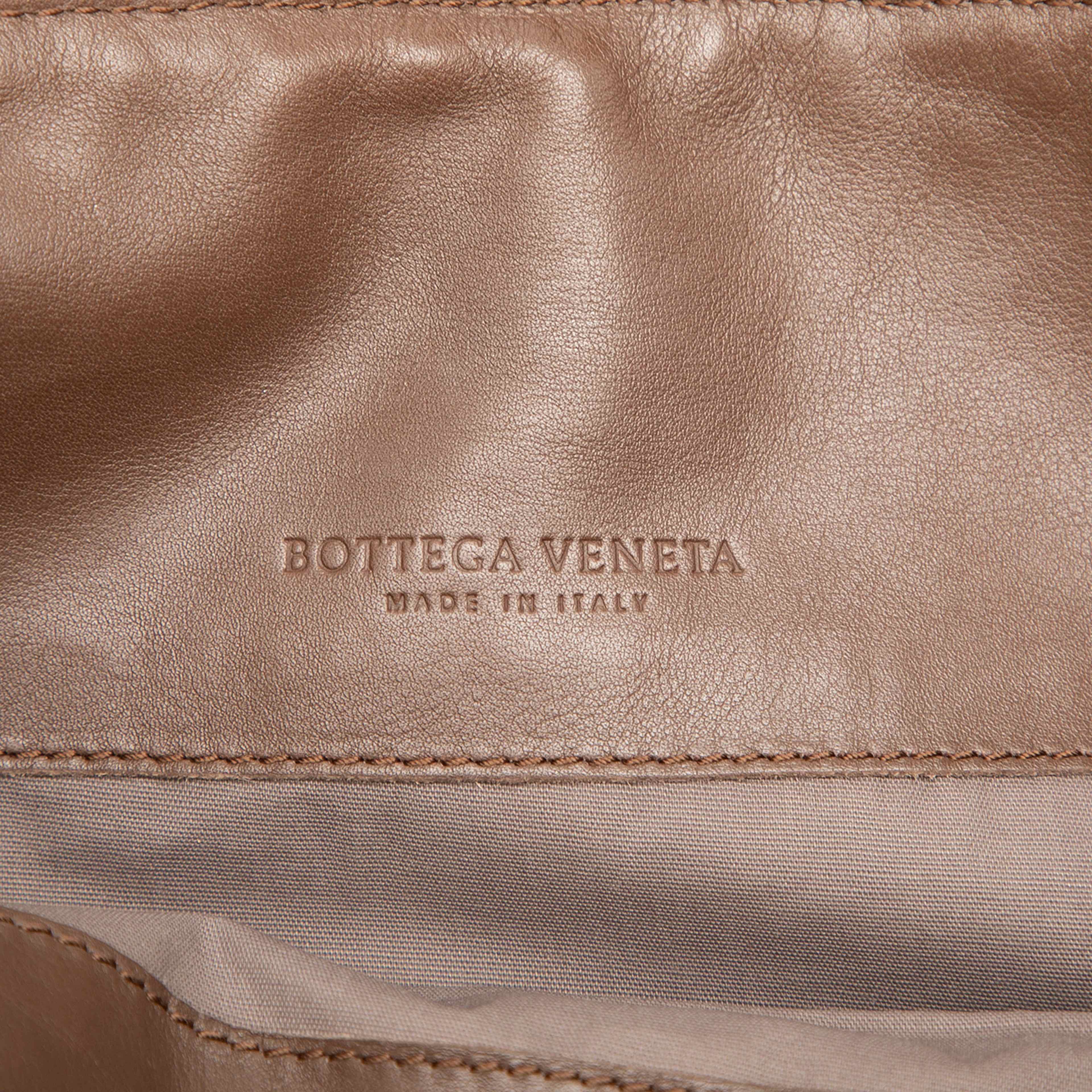 Bottega Veneta Nappa Intrecciato Messenger Bag, från Luxclusif, i färgen brun. Klicka för att öppna bilden i stort format