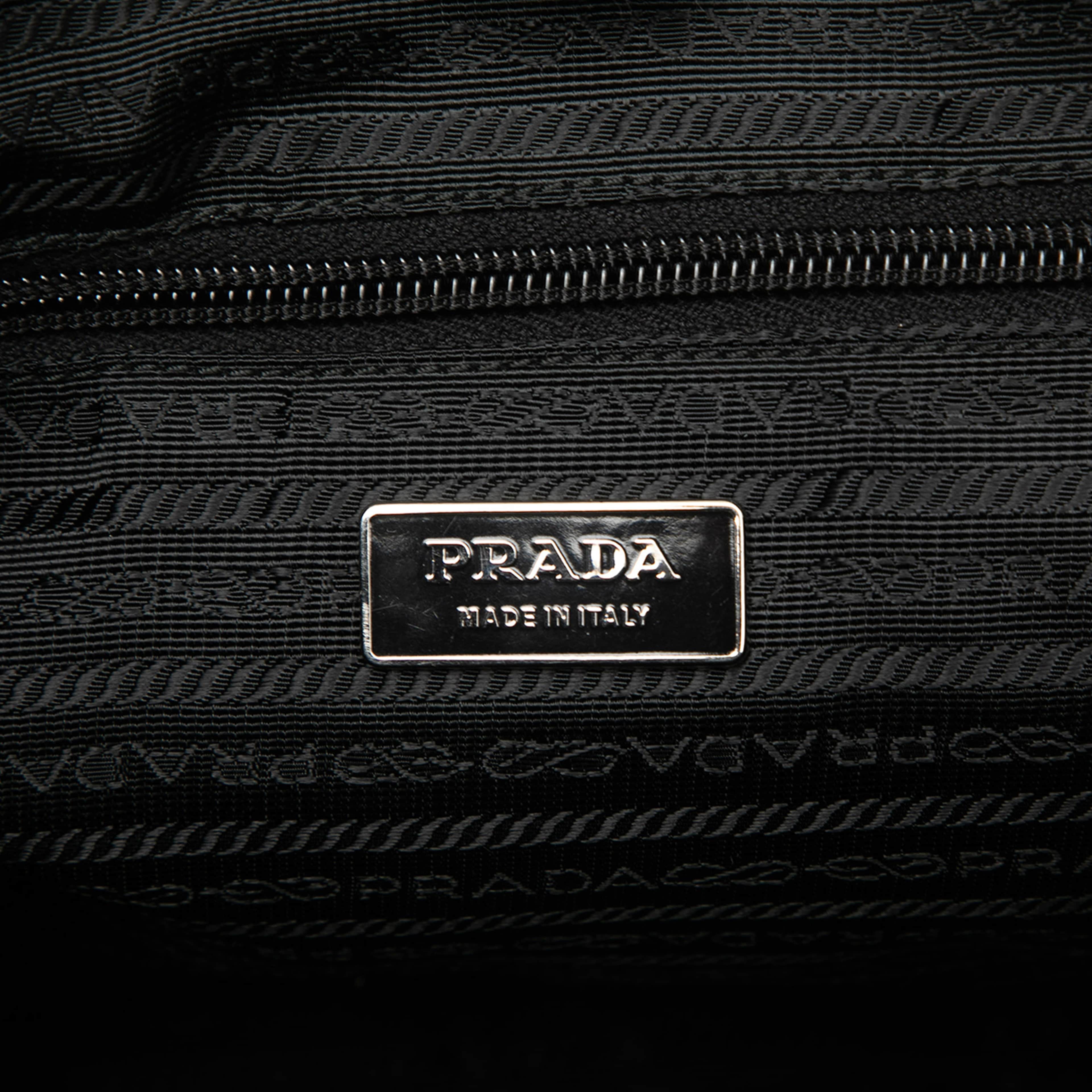 Prada Tessuto Zip Top Crossbody, från Luxclusif, i färgen black. Klicka för att öppna bilden i stort format