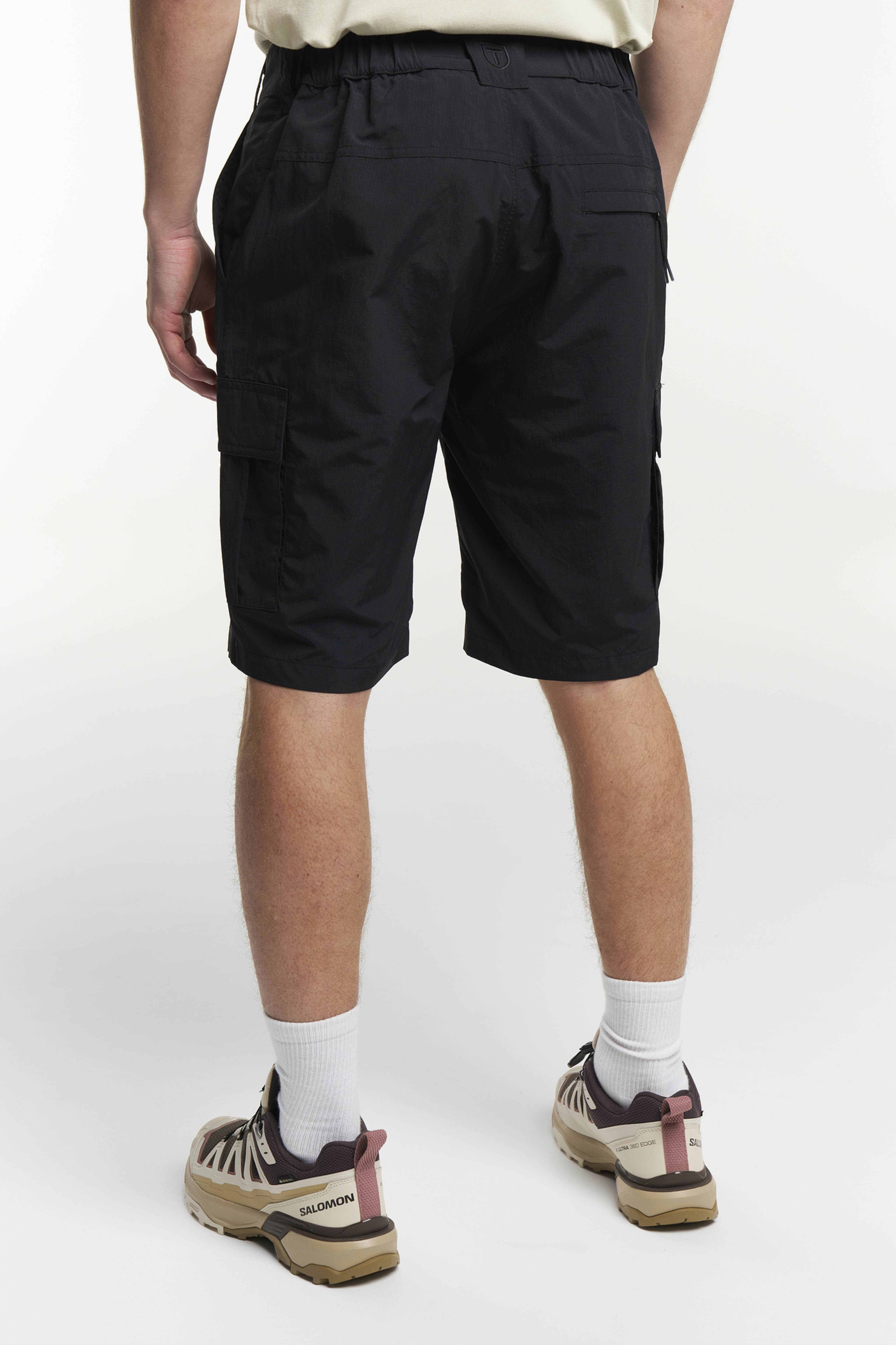 Travis Cargo Shorts Men, från Tenson, i färgen svart. Klicka för att öppna bilden i stort format
