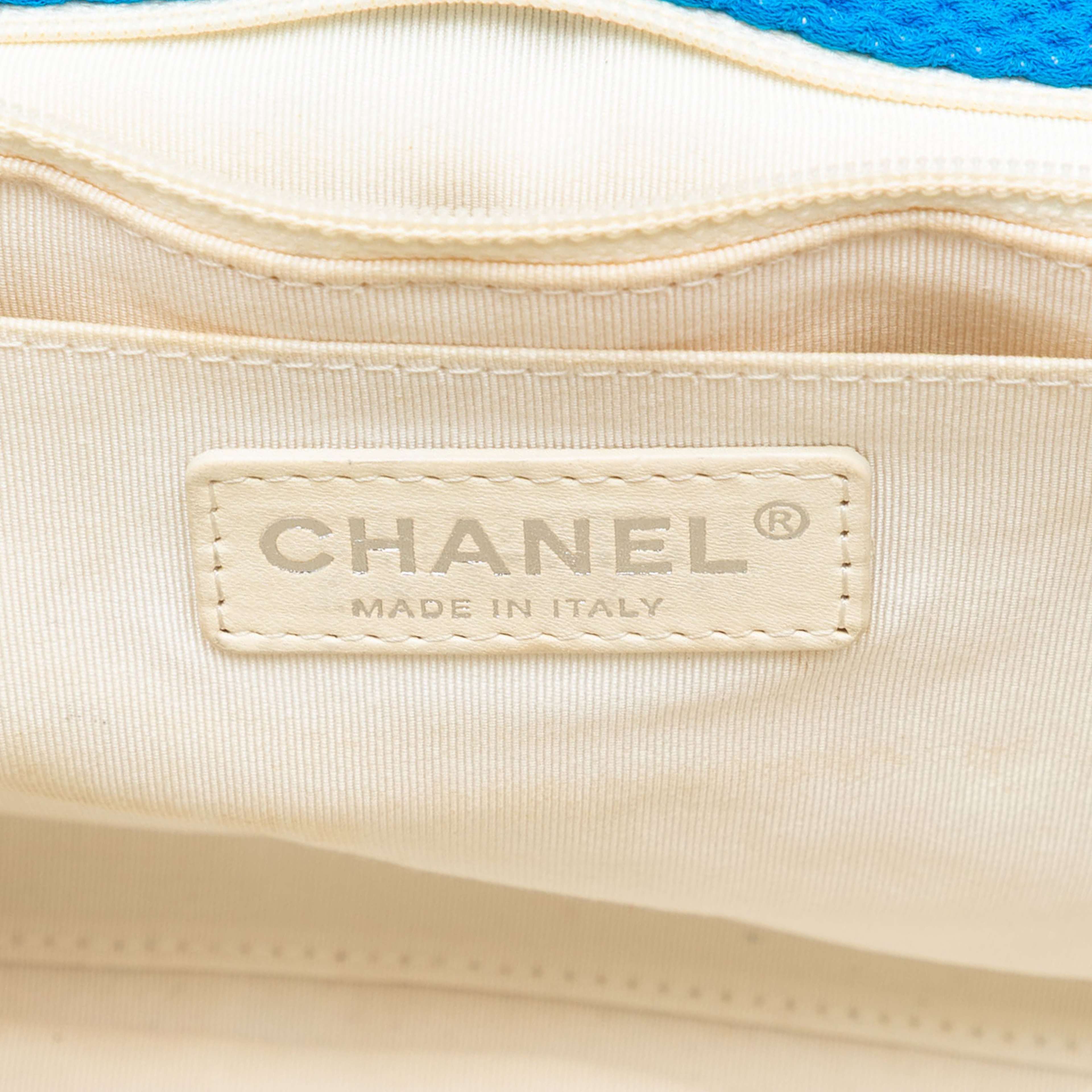 Chanel Medium Quilted Perforated Jersey Single Flap, från Luxclusif, i färgen blue. Klicka för att öppna bilden i stort format