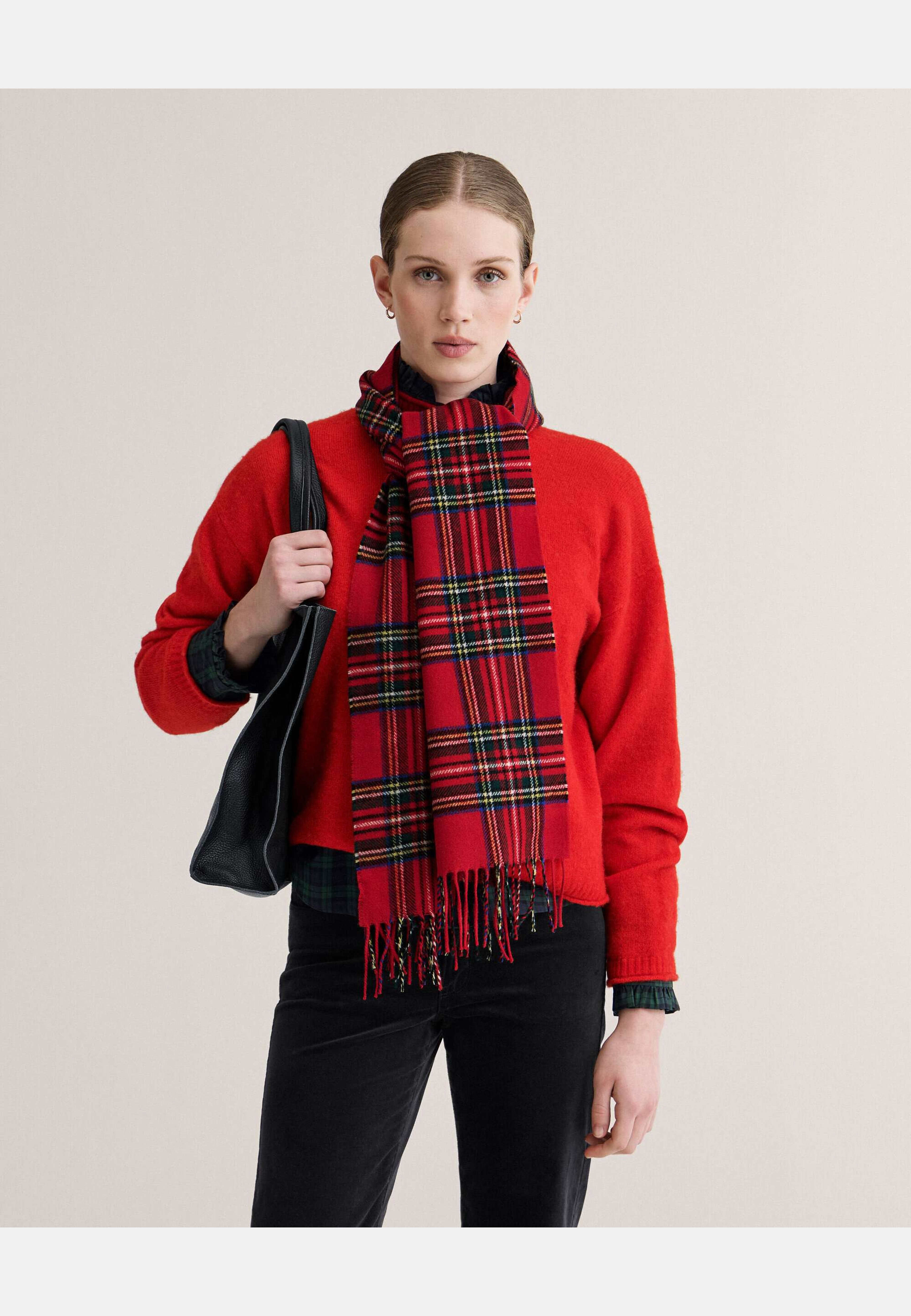 Scarf Royal Stewart Petite, från Newhouse, i färgen röd. Klicka för att öppna bilden i stort format