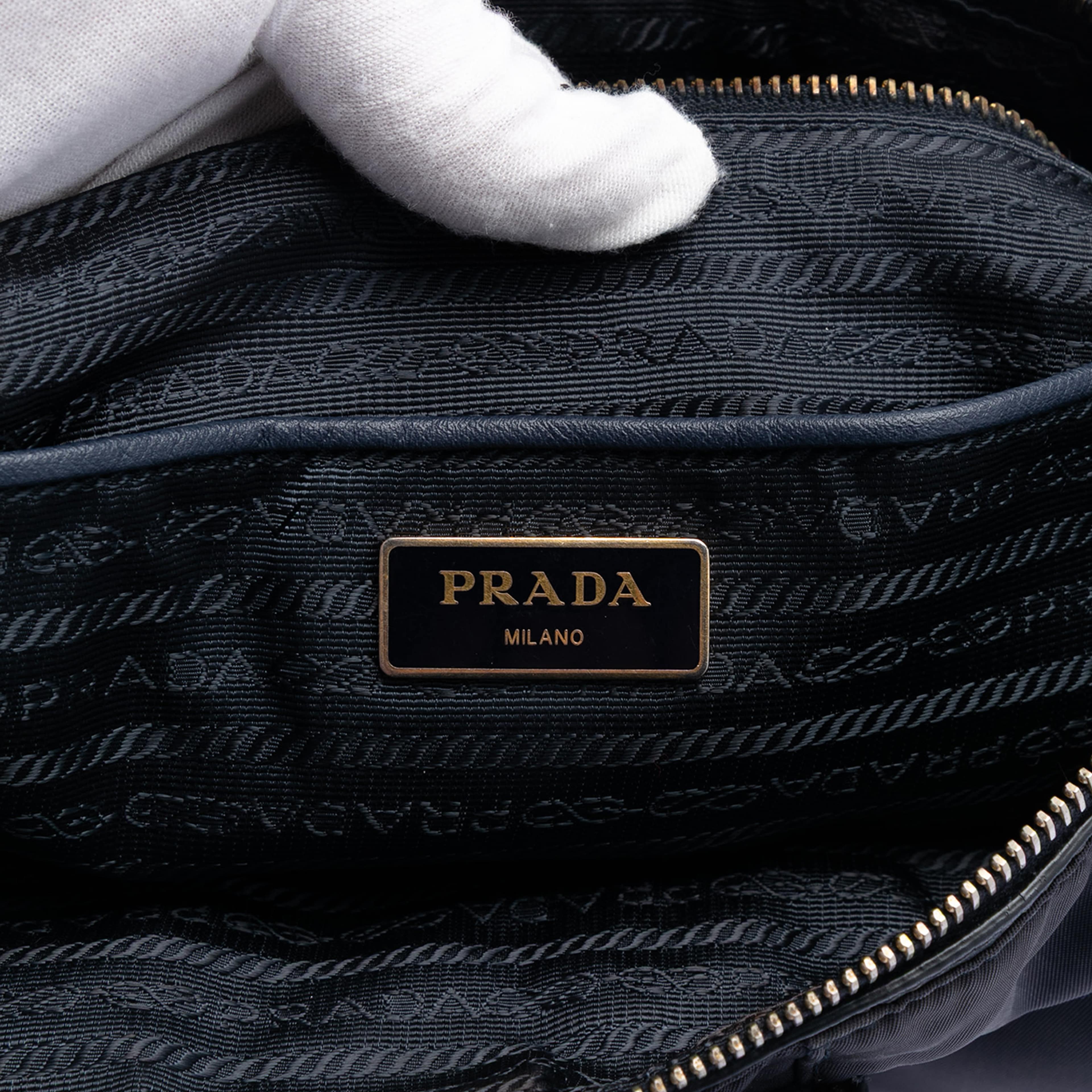 Prada Saffiano Trimmed Tessuto Satchel, från Luxclusif, i färgen navy. Klicka för att öppna bilden i stort format
