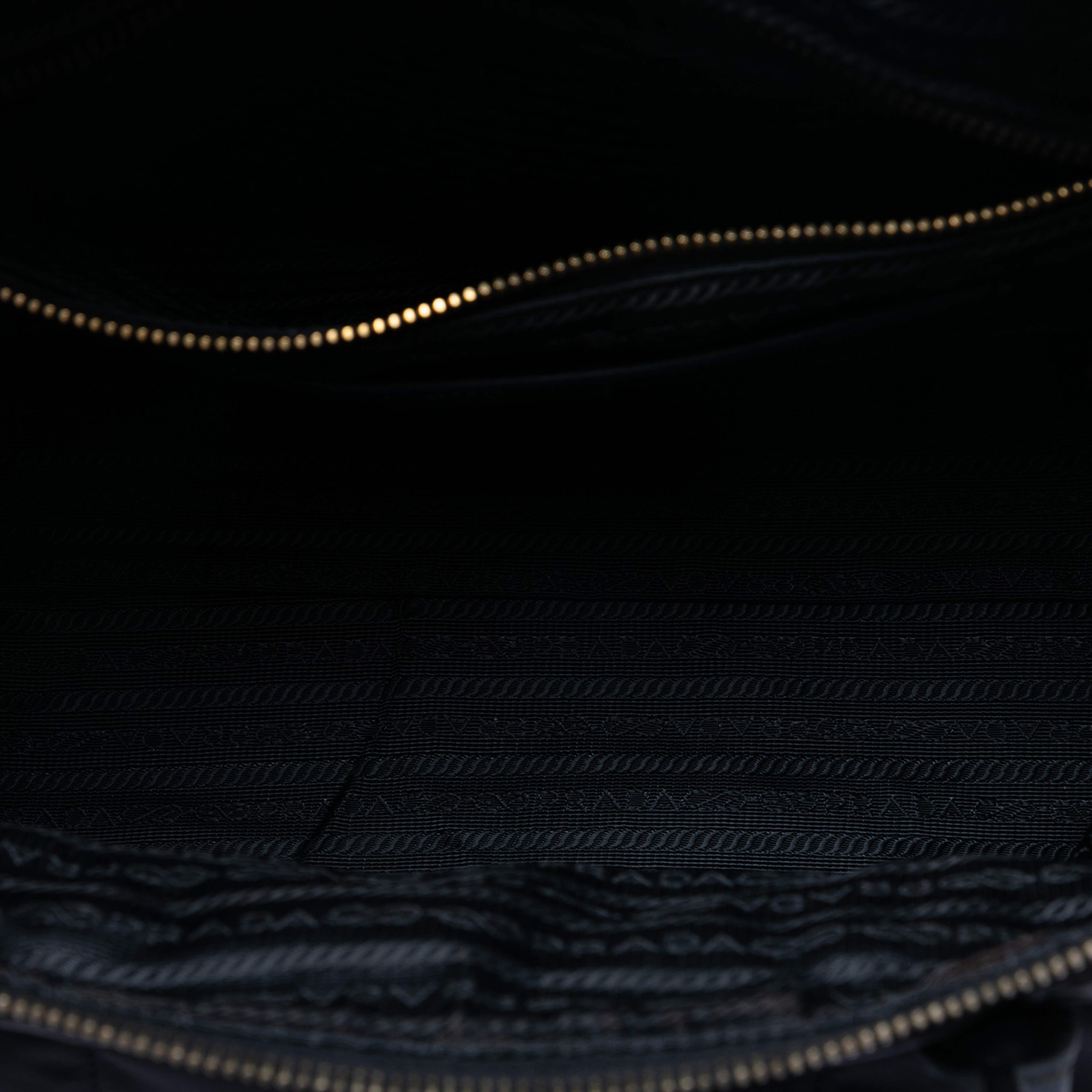 Prada Saffiano Trimmed Tessuto Satchel, från Luxclusif, i färgen navy. Klicka för att öppna bilden i stort format