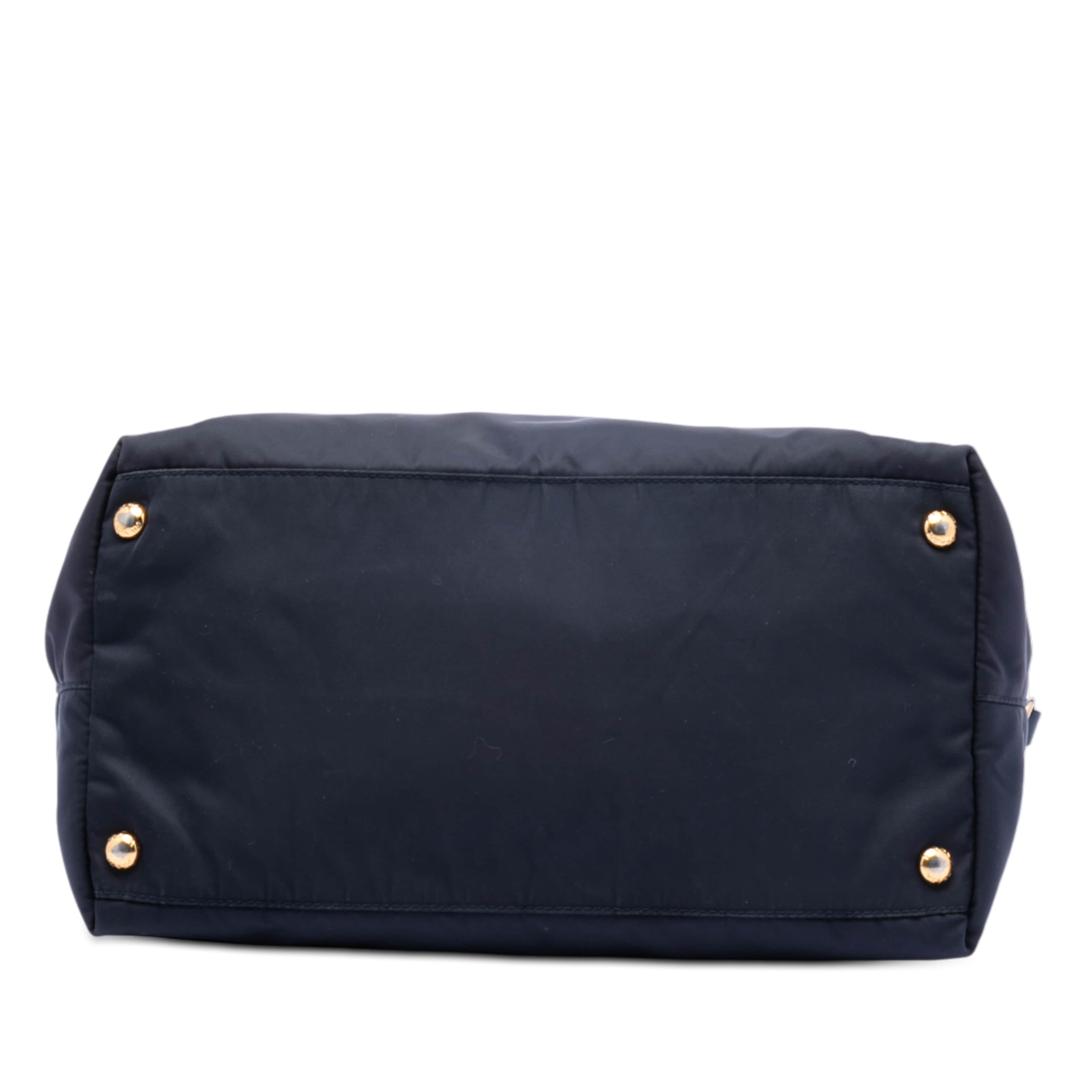 Prada Saffiano Trimmed Tessuto Satchel, från Luxclusif, i färgen navy. Klicka för att öppna bilden i stort format