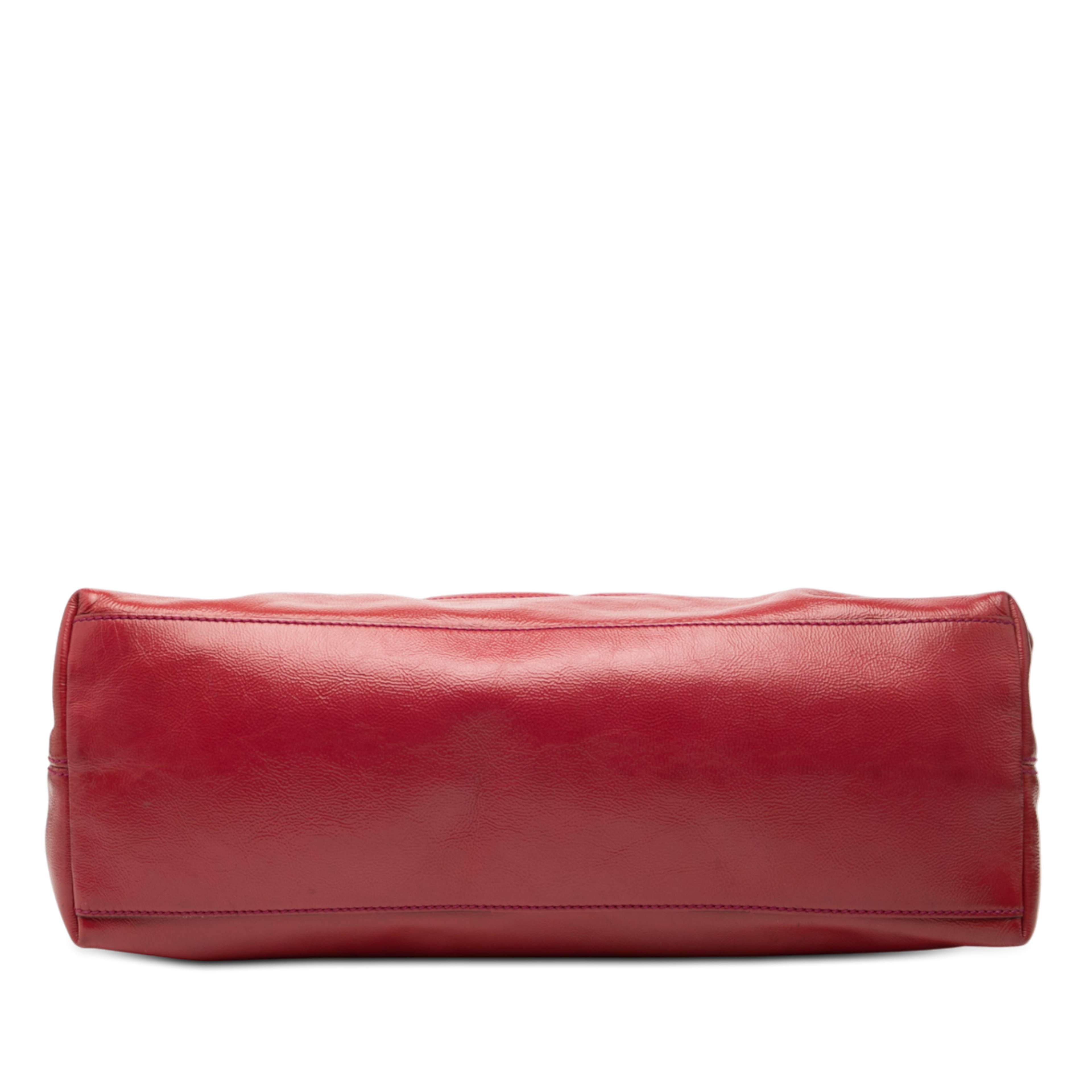 Gucci Medium Leather Soho Chain Tote, från Luxclusif, i färgen red. Klicka för att öppna bilden i stort format